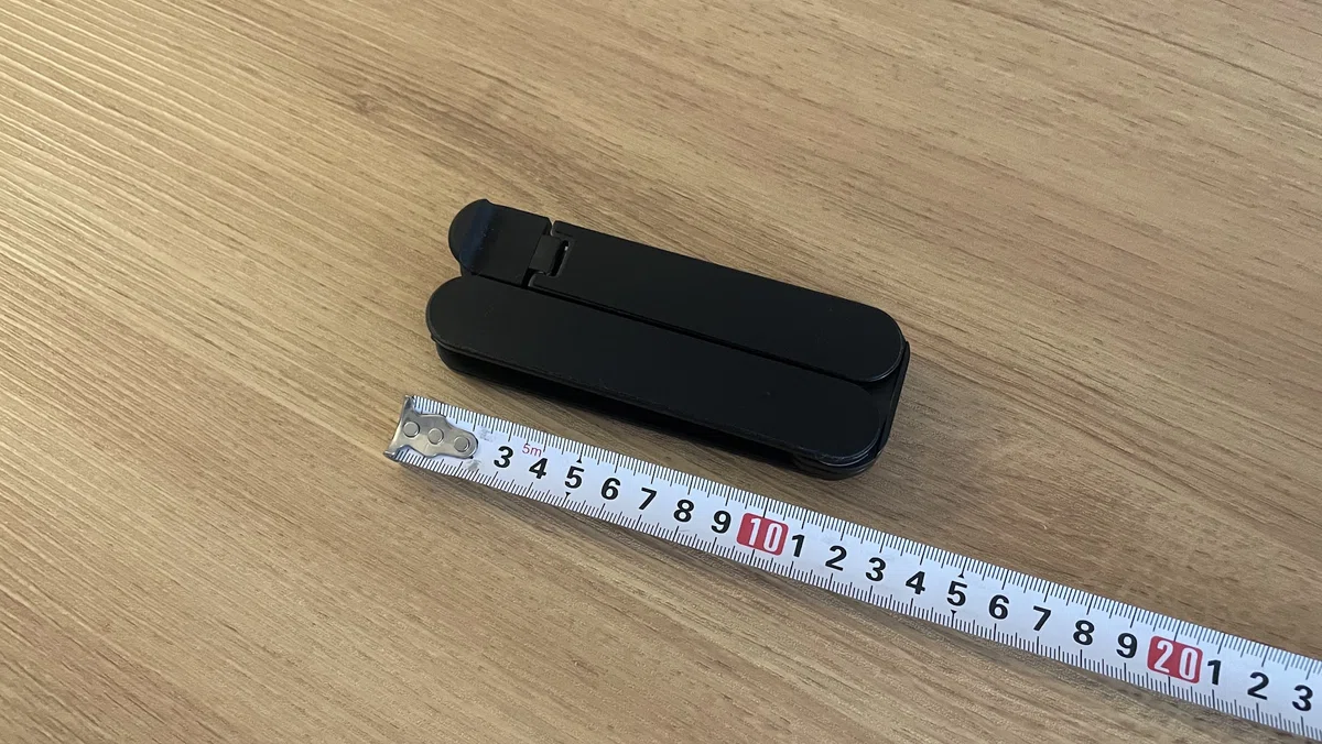 折りたたんだSODI 314をメジャーで計測