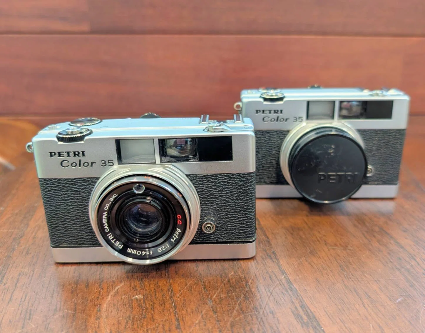本に間に合わなかったカメラが 2台やってきた ─ PETRI Color 35