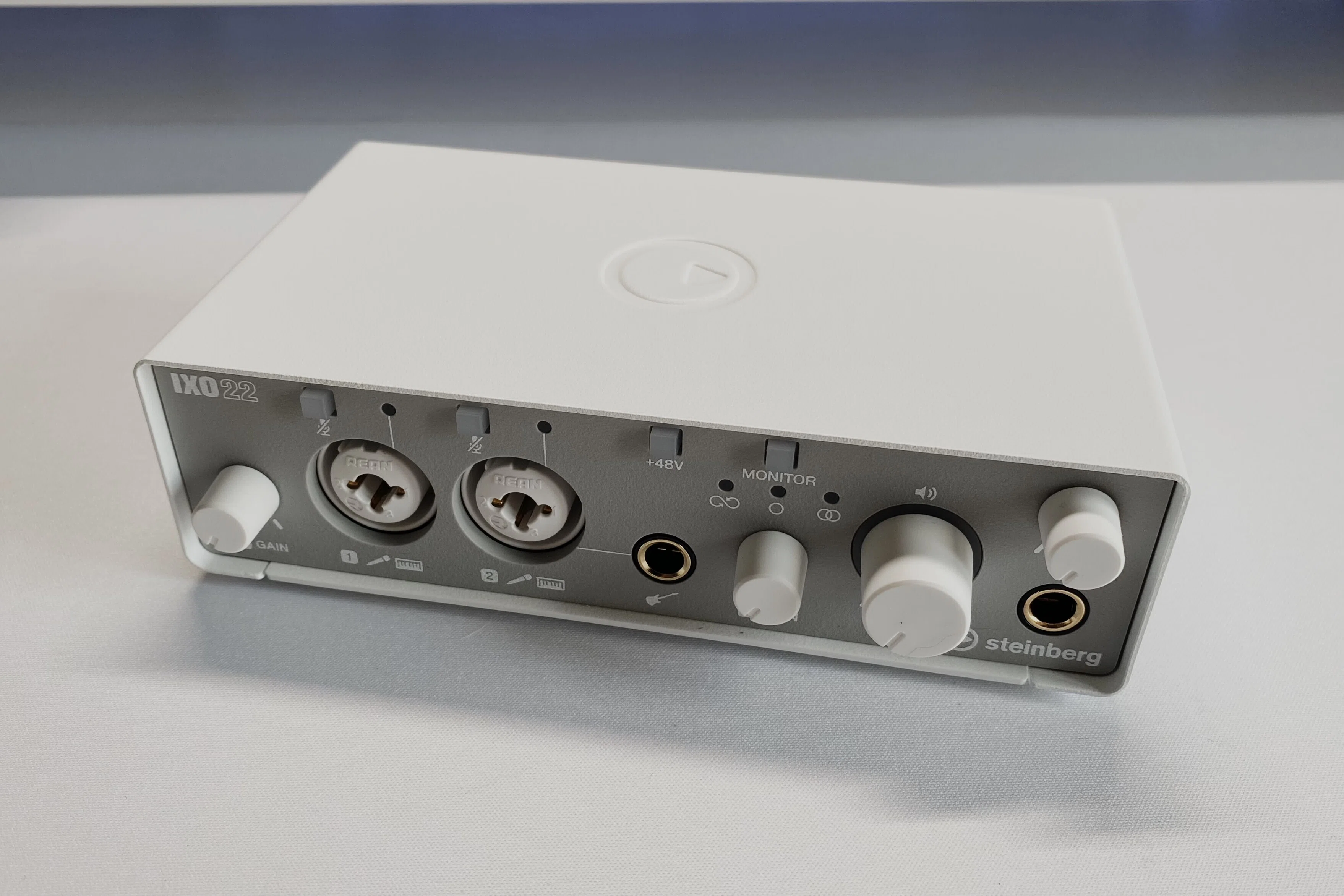 Steinberg IXO22 レビュー｜白デスク環境に馴染むデザインと、作曲も