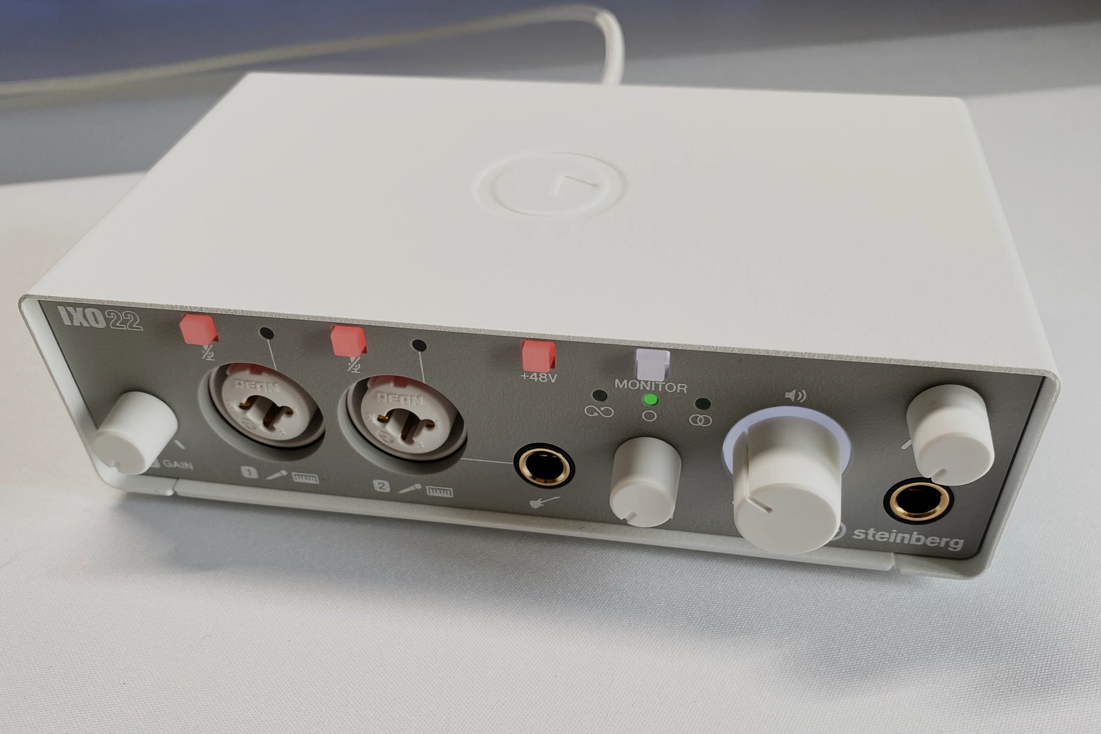 Steinberg IXO22 レビュー｜白デスク環境に馴染むデザインと、作曲も