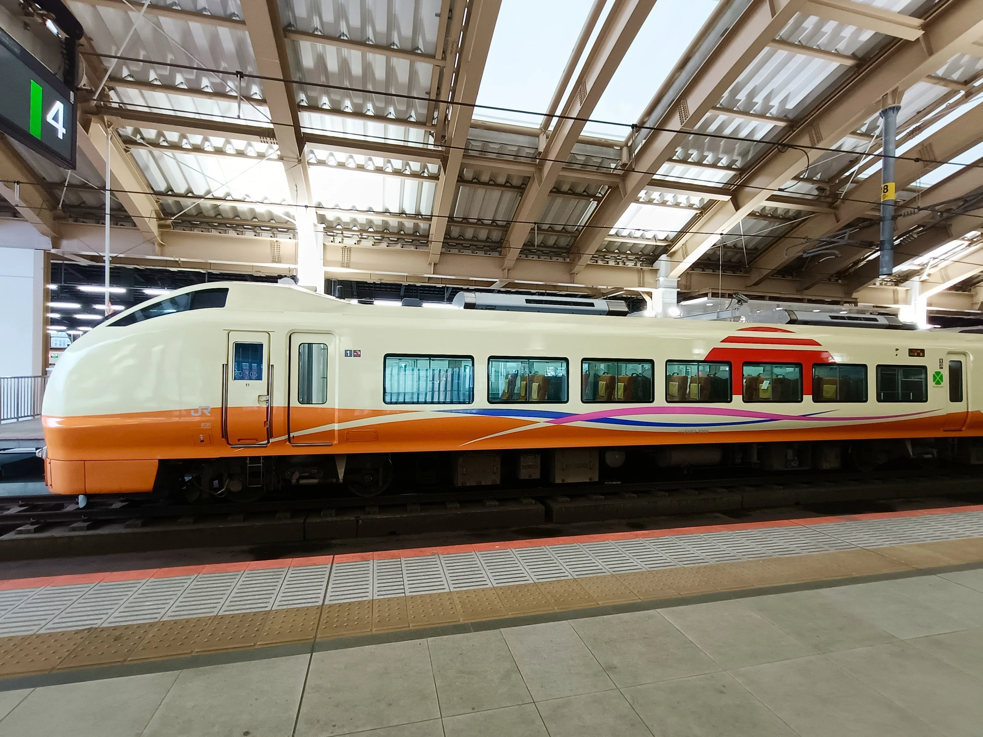 車窓の夕日が言葉を失う美しさ!! E653系 特急「いなほ」｜よってつ