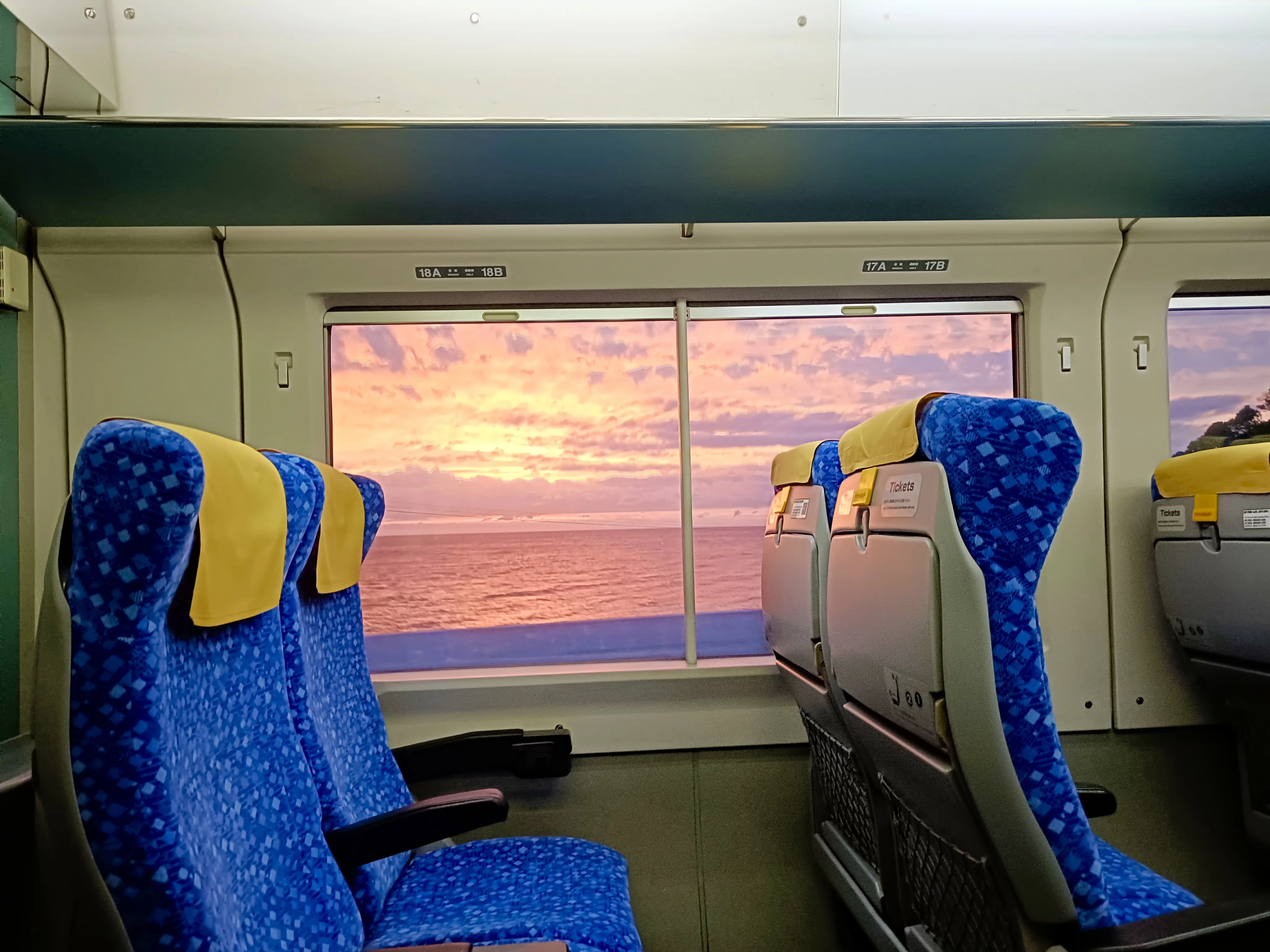 車窓の夕日が言葉を失う美しさ!! E653系 特急「いなほ」｜よってつ
