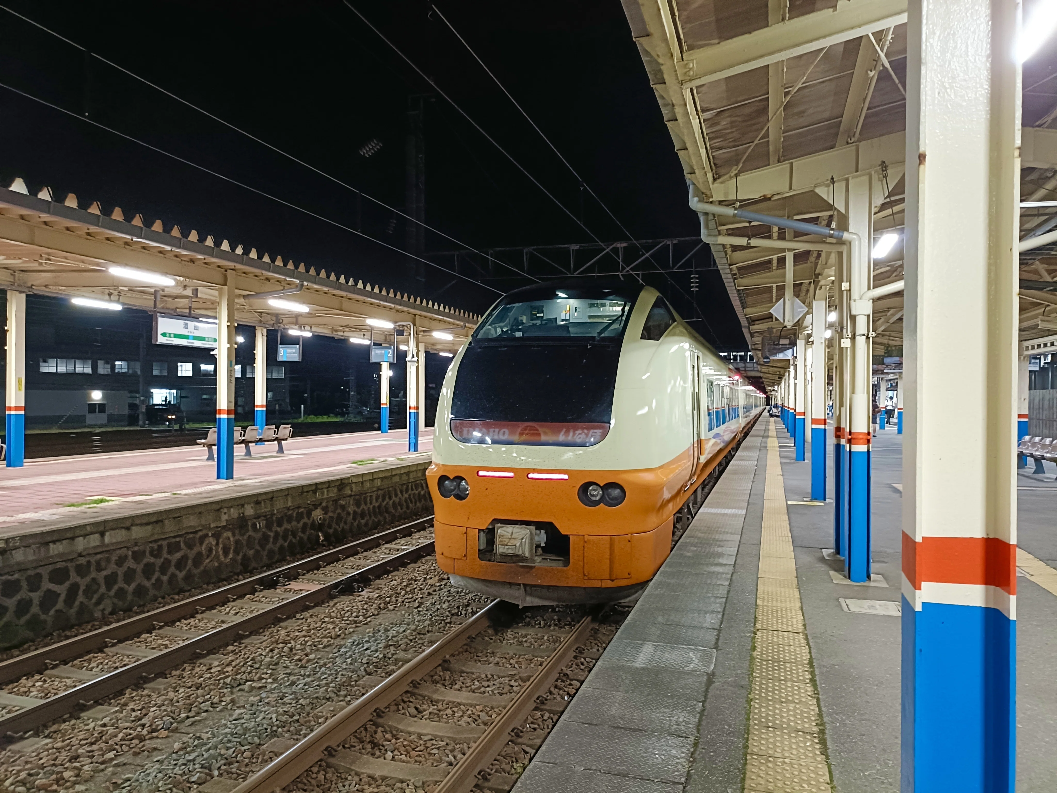 車窓の夕日が言葉を失う美しさ!! E653系 特急「いなほ」｜よってつ