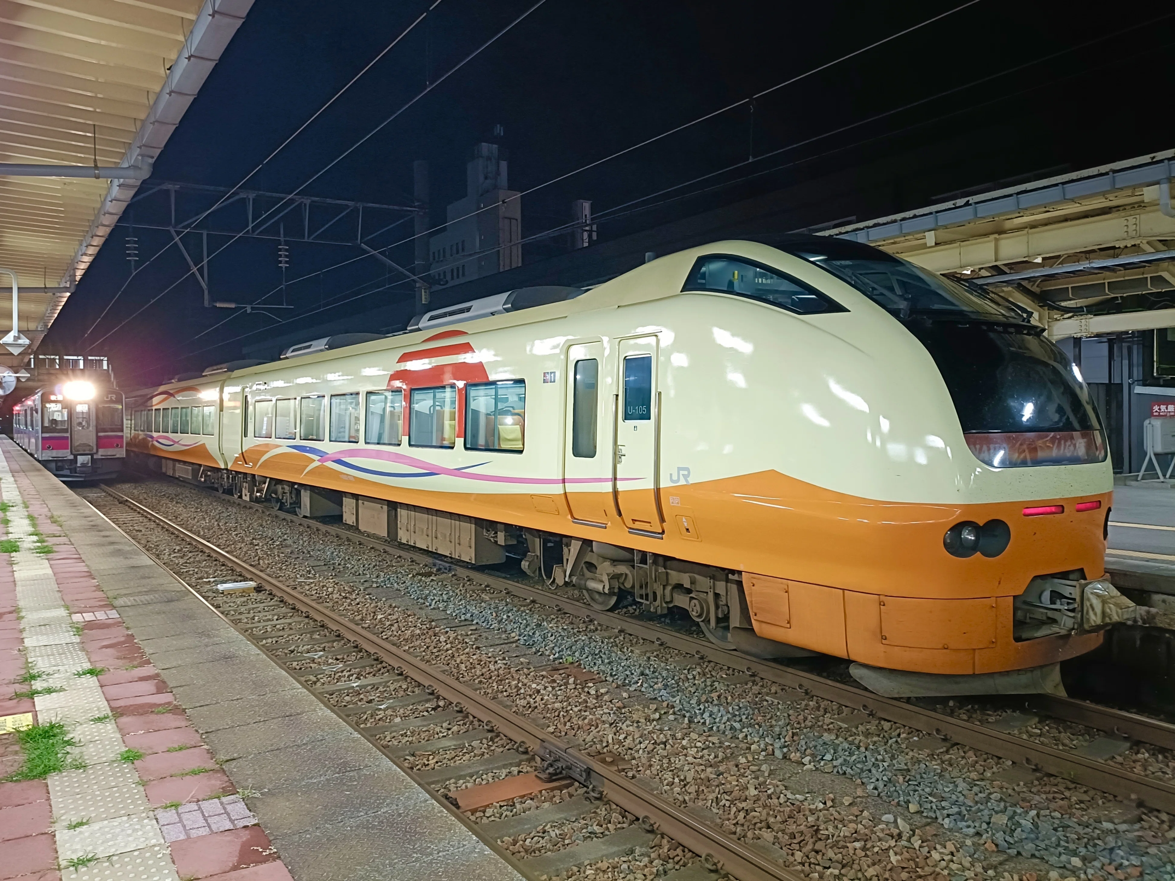 車窓の夕日が言葉を失う美しさ!! E653系 特急「いなほ」｜よってつ