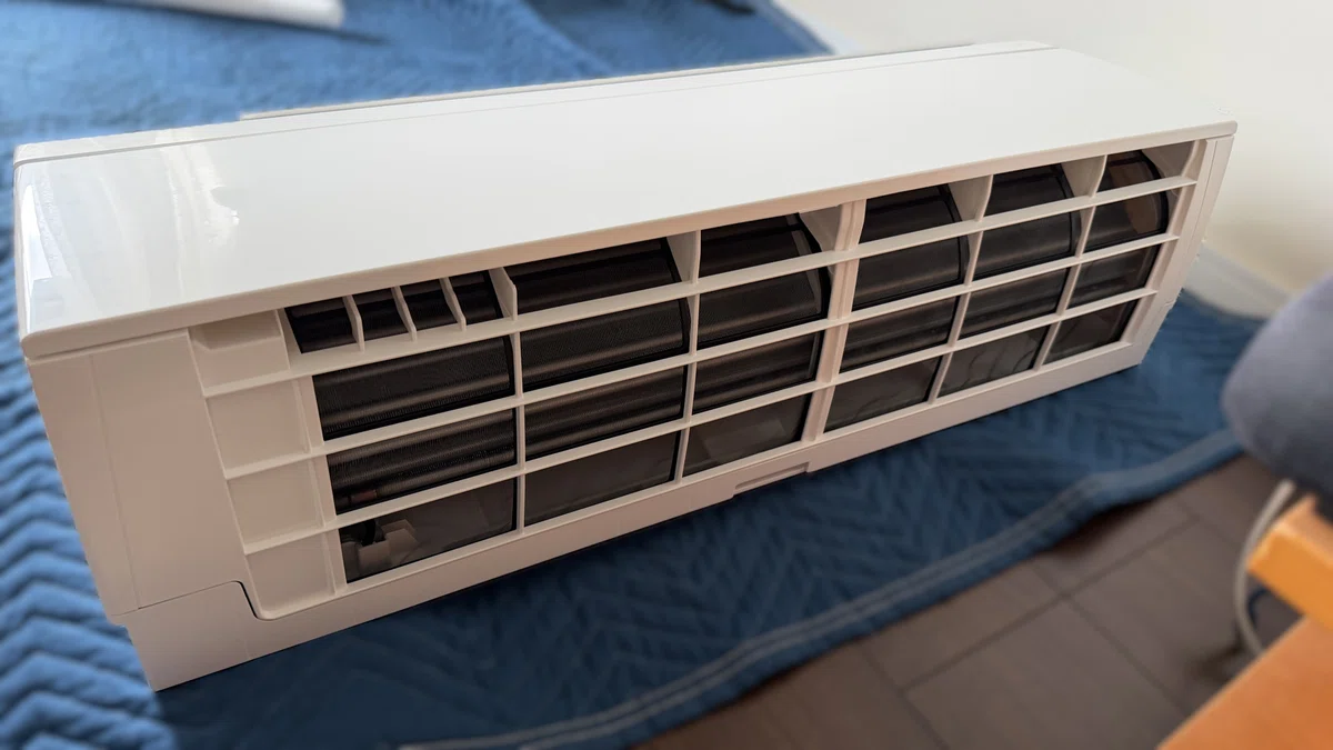 取り付けを待つ 三菱電機 霧ヶ峰 MSZ-GE5625S-W