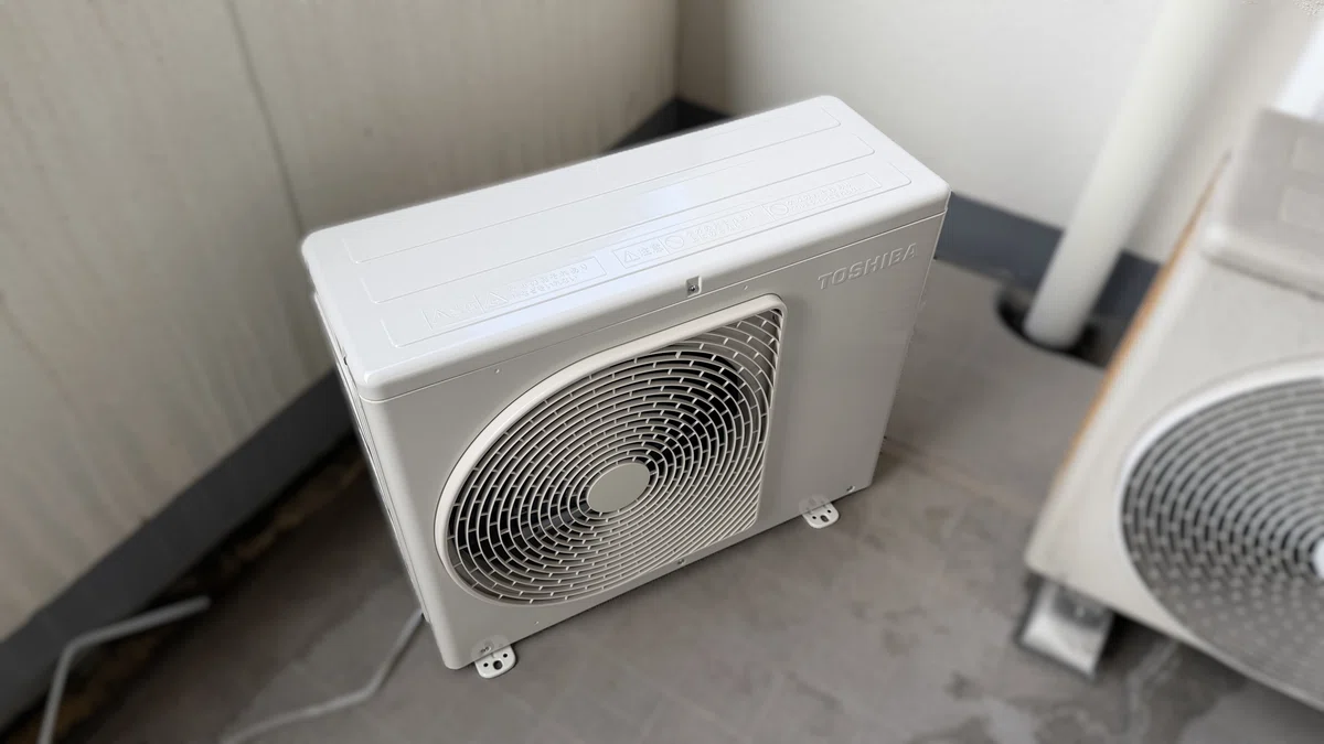 取り付けを待つ 東芝 RAS-2215TM-Wの室外機