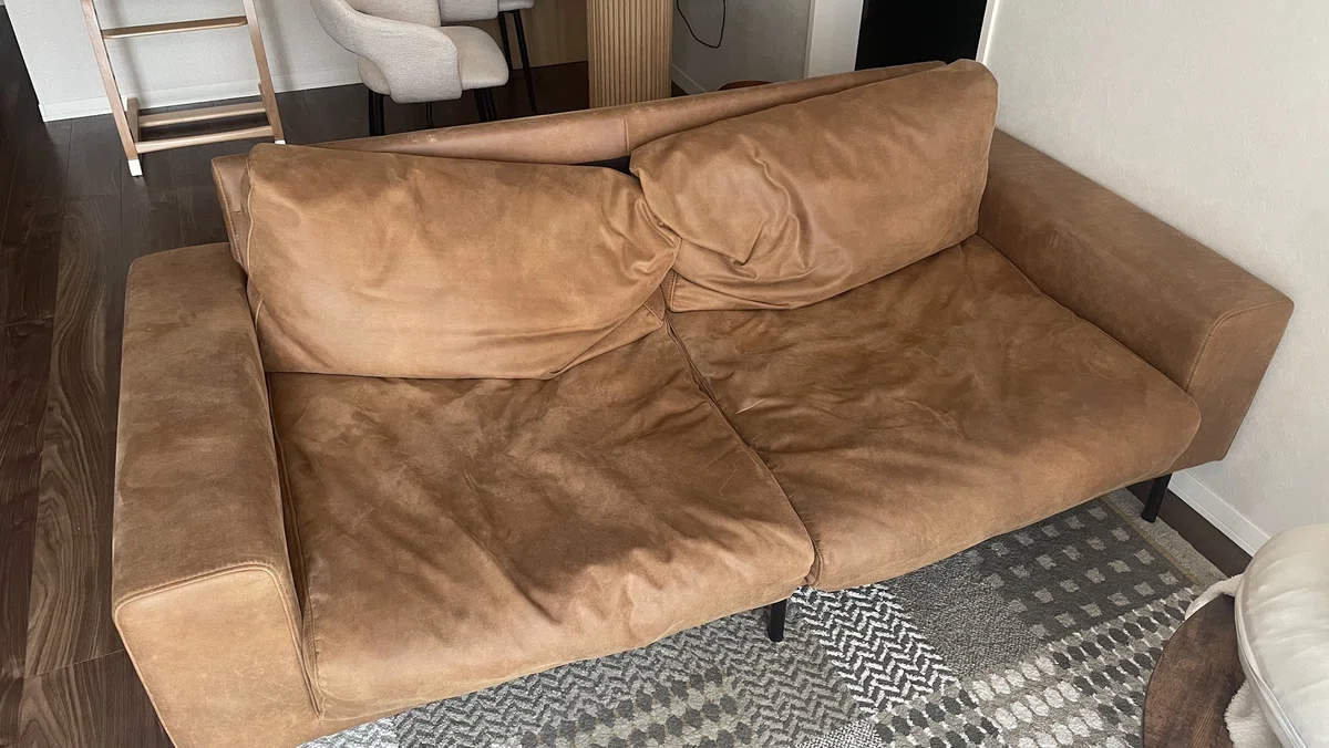 手入れをしていない状態のプルートソファ。背もたれのクッションが崩れている