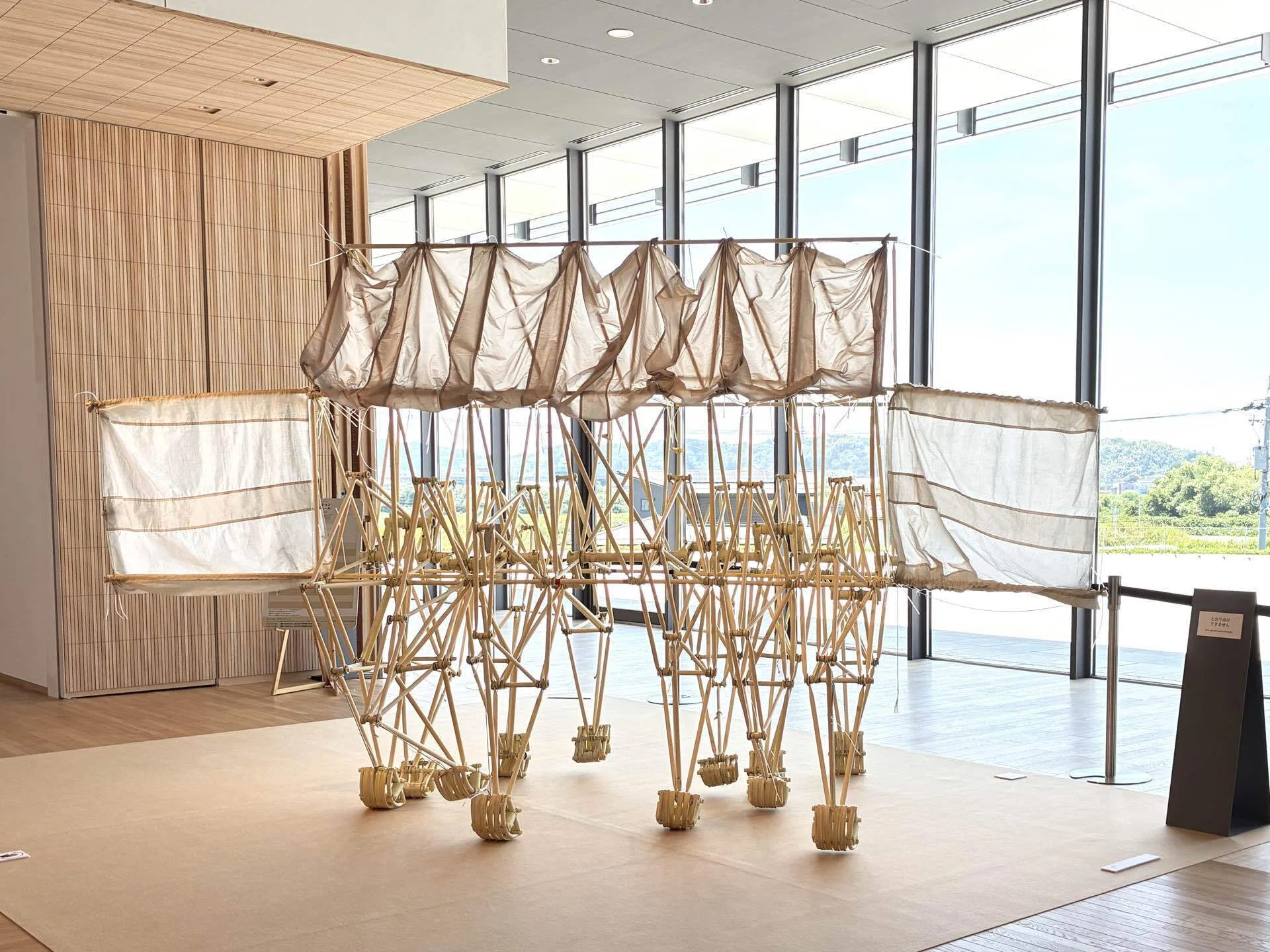 テオ・ヤンセン展｜これはアート？ストランドビースト、砂浜に生きる愛