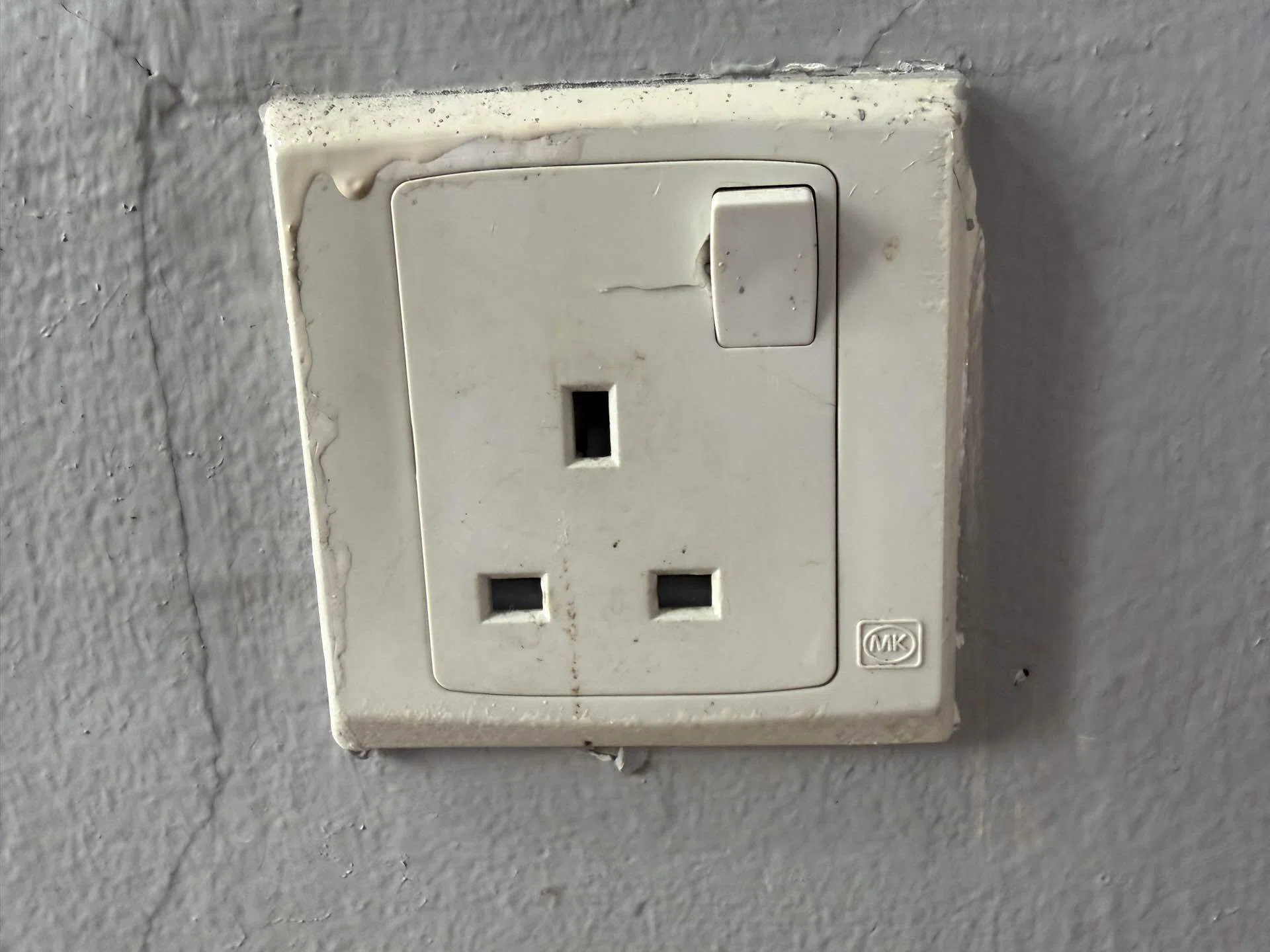 実録】マレーシアでドライヤーから炎上！240Vの恐怖と正しい電源の