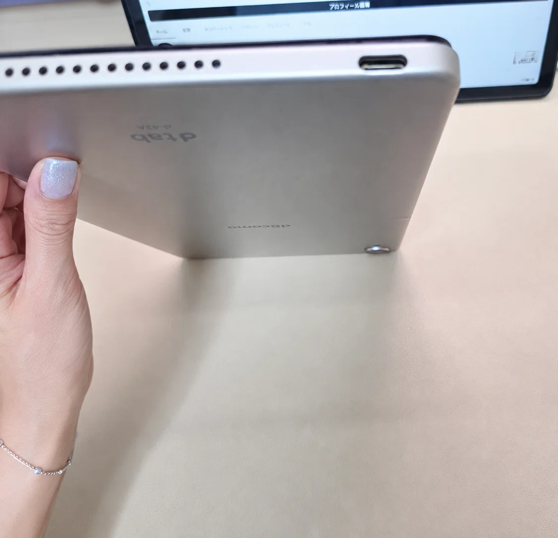 動作は遅い。それでも中古8,990円の8インチタブレットを毎日使う理由