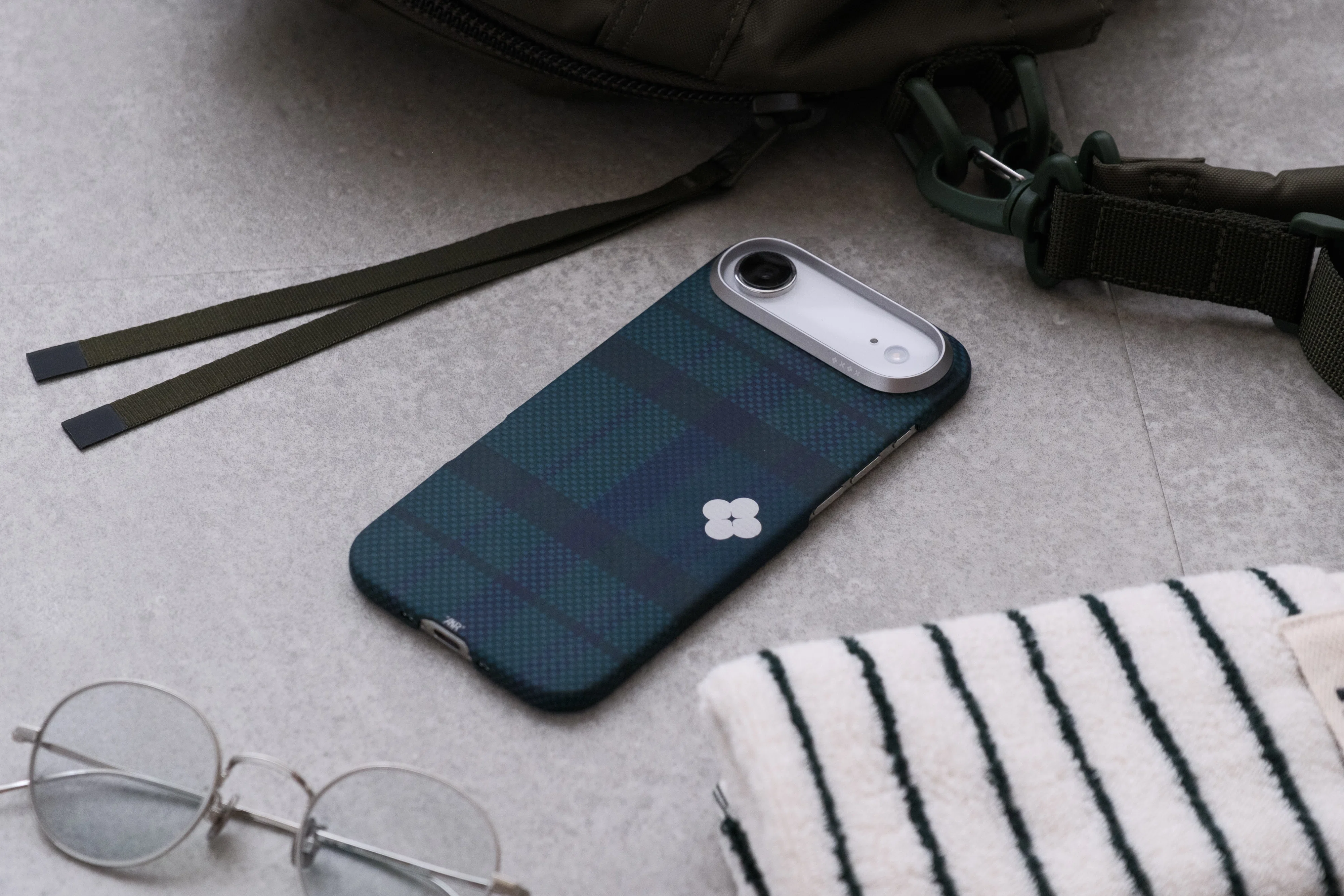 iPhoneを裸に近い感覚で使えるケース｜PITAKA Edge Case レビュー 【桜