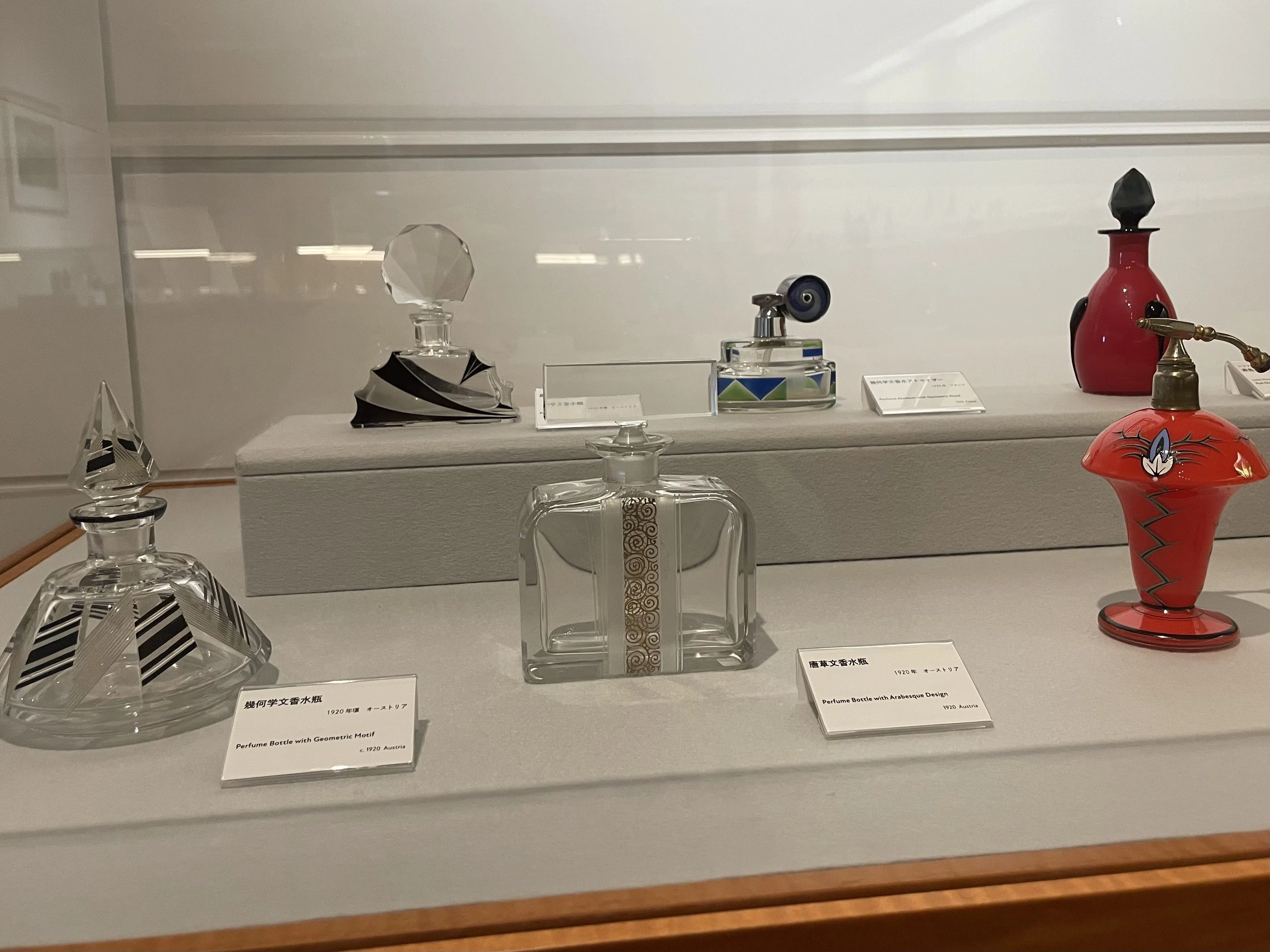 光と香り-ガラス香水瓶コレクション展｜ゆさぶろう