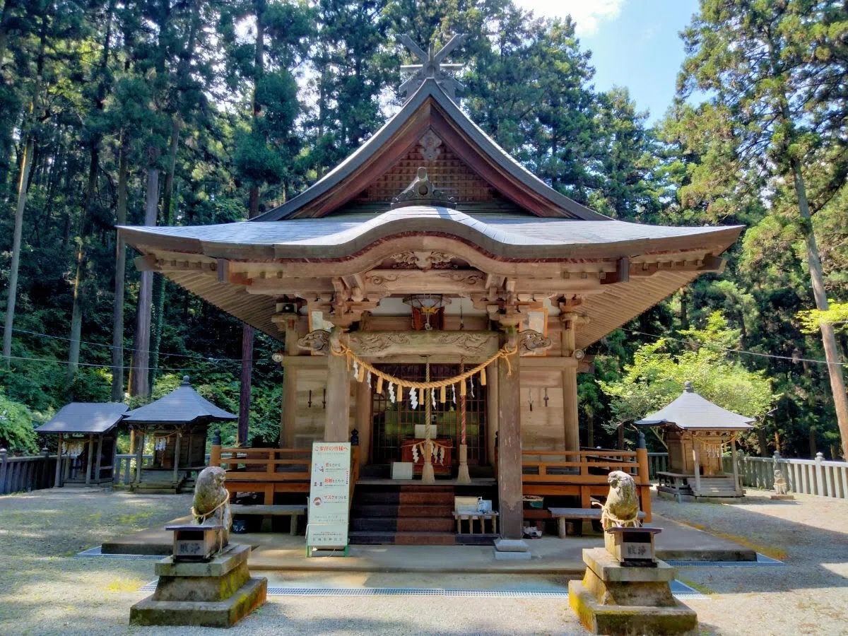 森の中にたたずむ龍口神社の社殿