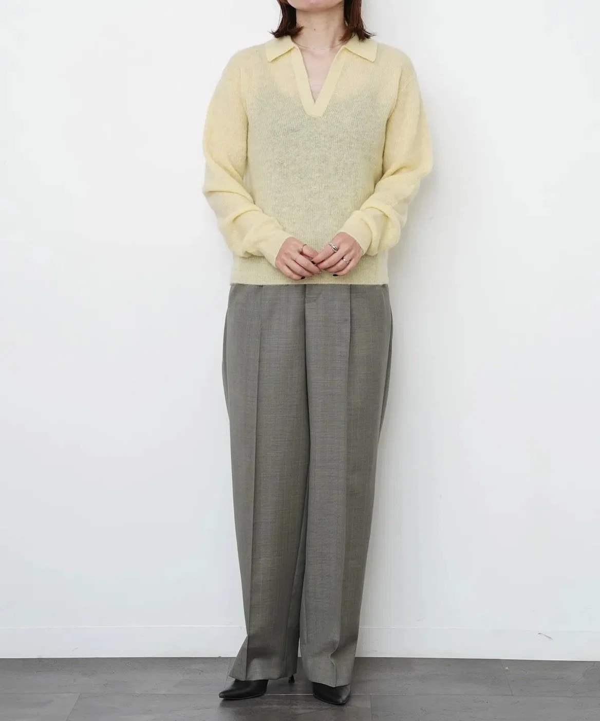 静かに揺らぐ毛並みが描く、AURALEEのニットポロ。」｜THIRTY' THIRTY'