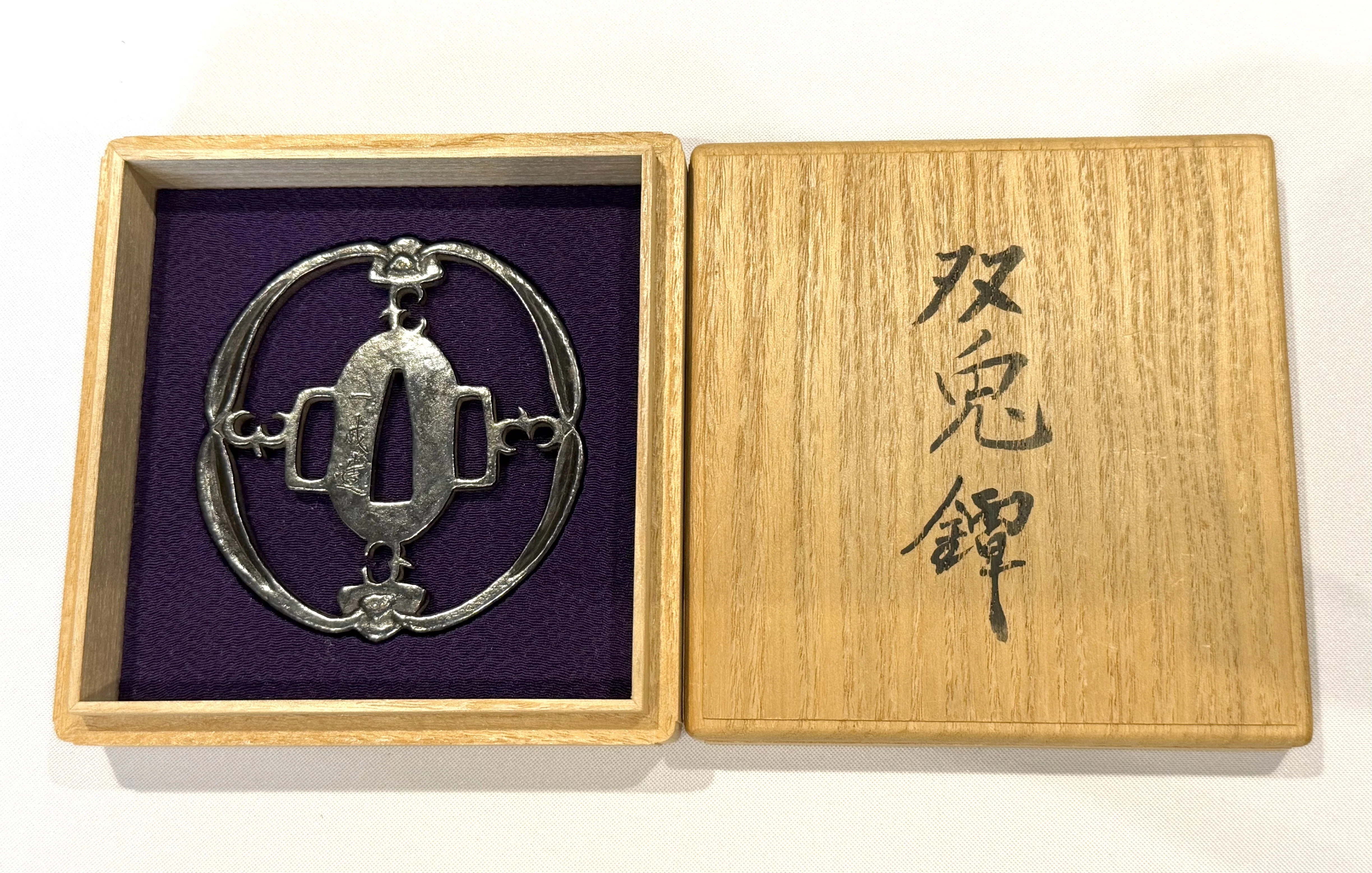 時代 鋳銅 兎 二羽 木箱入 成木鐔㊸ 双兎図｜刀箱師の日本刀ブログ 中村圭佑