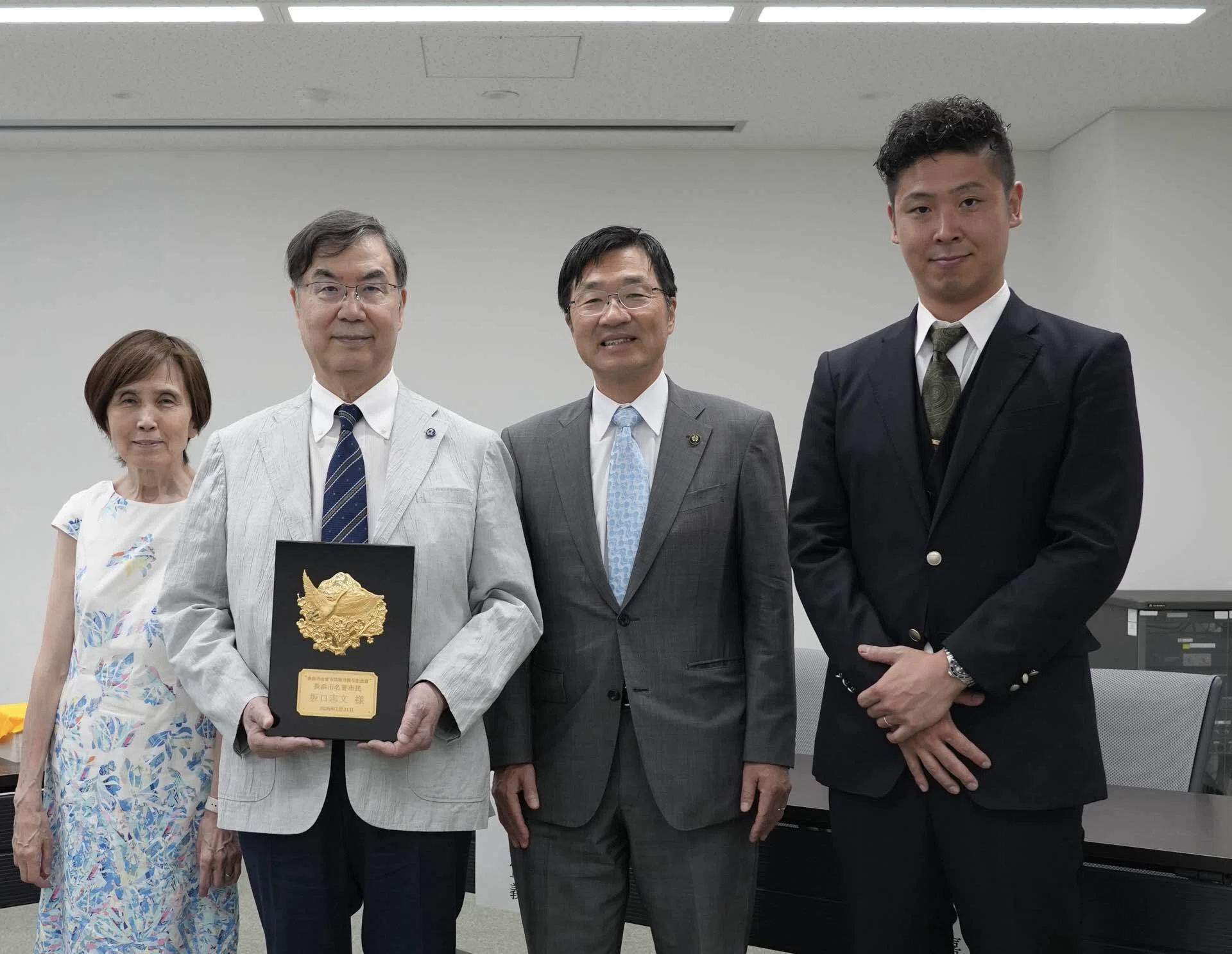 ノーベル賞受賞者と漆】坂口志文先生へ贈られる長浜名誉市民賞の盾を