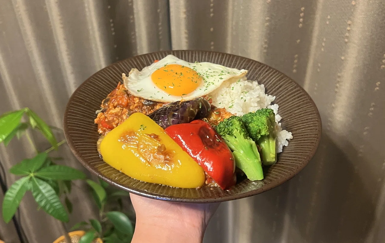 夏野菜ぶちこみキーマカレー｜NTTデータIMジェイエスピー