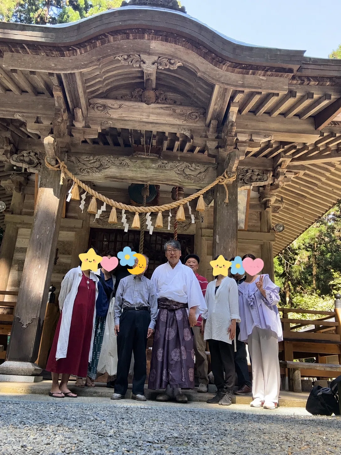 龍口神社の社殿前で撮影した宮司様と参加者の集合写真