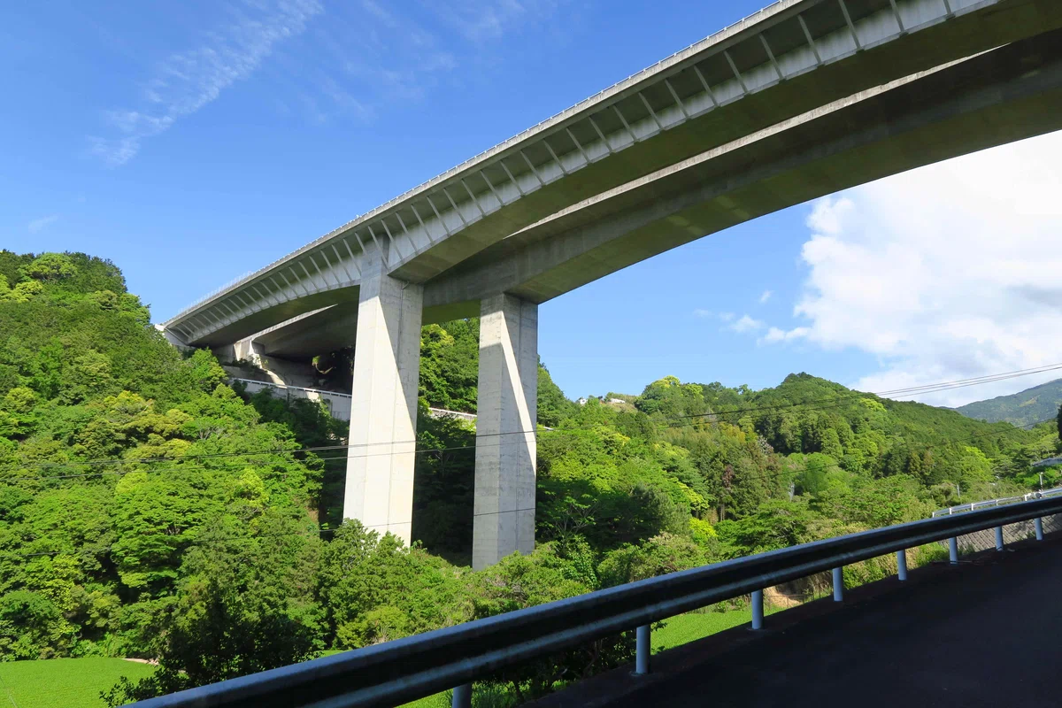 【静岡県沼津市参考掲載G】小河原川雨水貯留池|越流部と大型ブロック擁壁が並ぶ洪水調節施設|まるがりくん