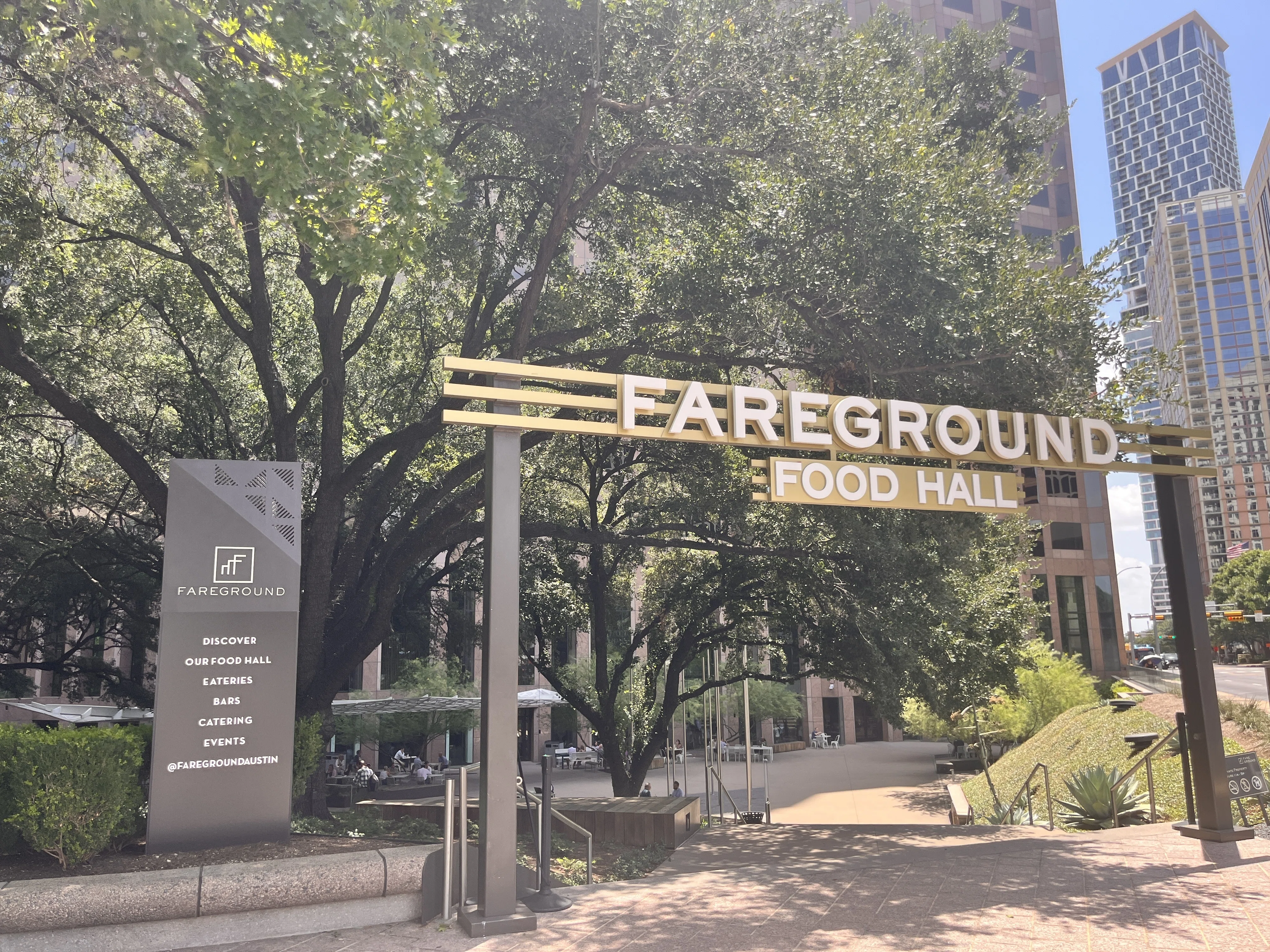 半地下にあるフードコートFareground (住所 111 Congress Ave, Austin, TX 78701)