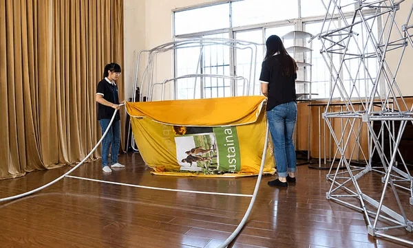 展示会場でフレームと布製グラフィックを組み立てる様子｜誉PRINTING