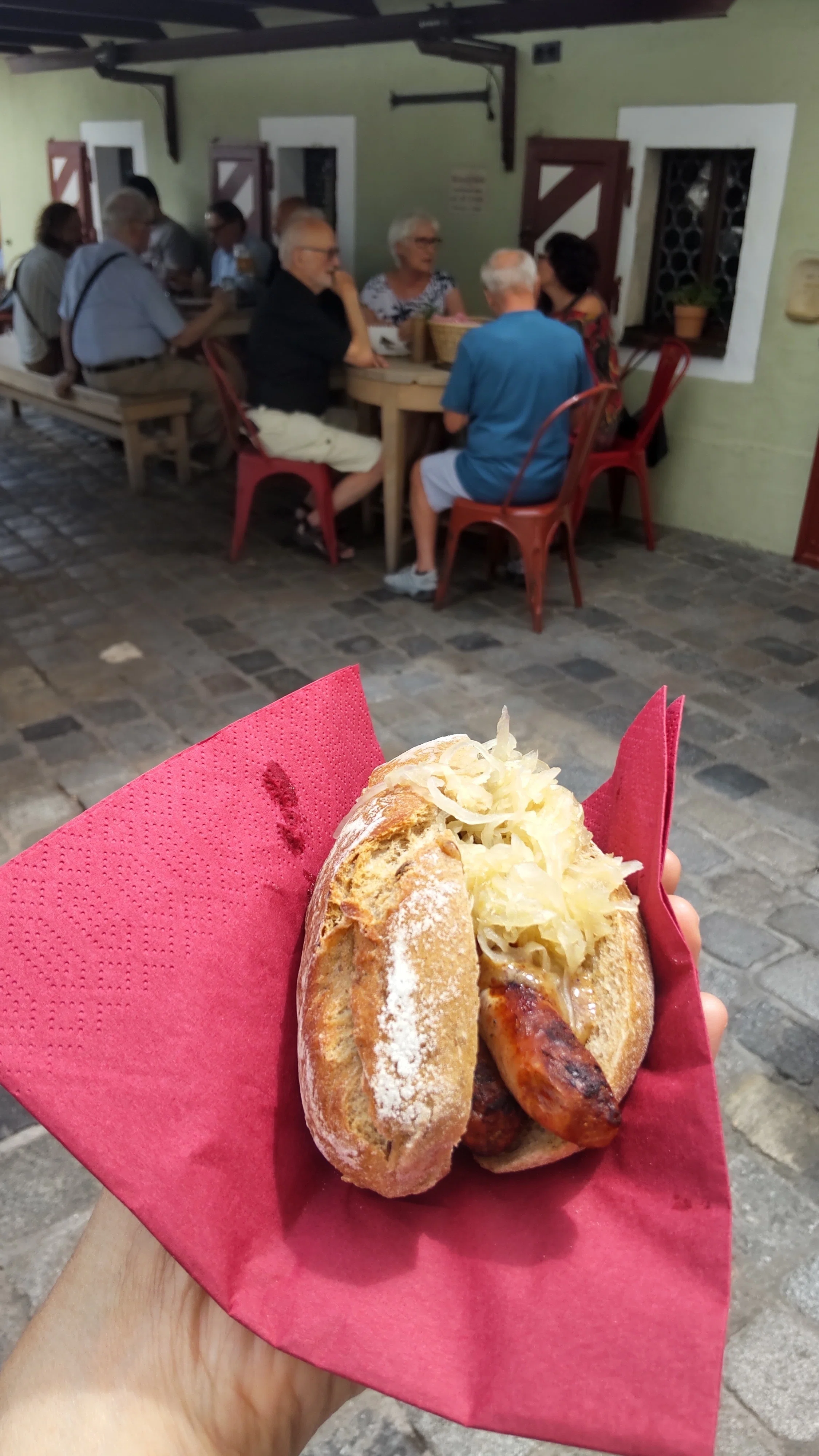 ドイツの世界一古いソーセージ屋さんで絶品ホットドッグを食べてきた