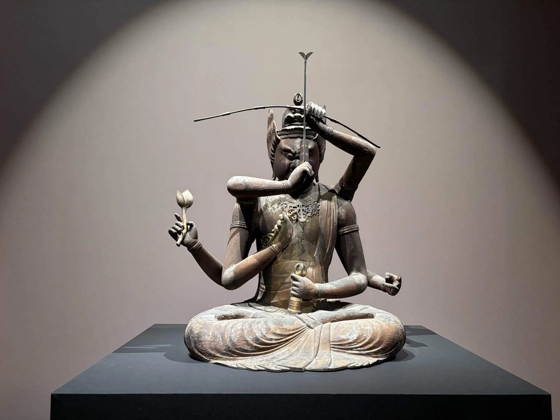 【味わいある骨董】弘法大師 空海 坐像 弘法大師空海、生誕1250年。真言密教の至宝に触れる夜 ― 特別展「空海