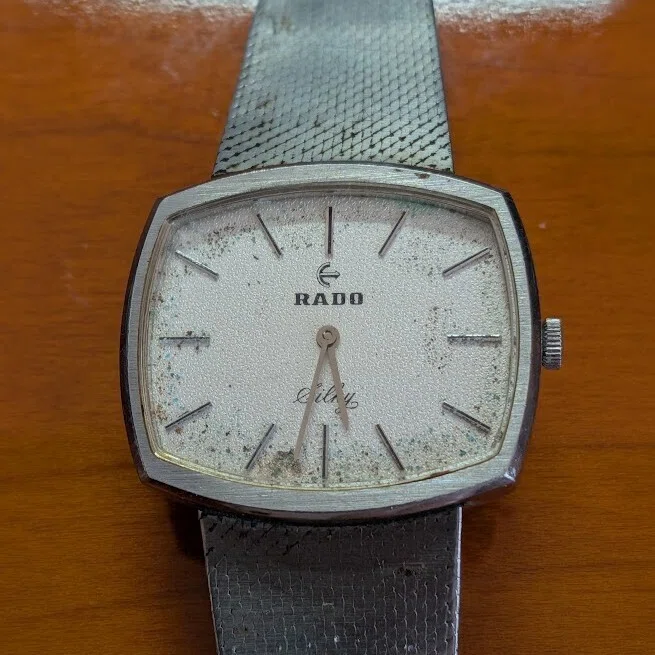 No.524 | Rado | 型番不明 | 従者に着けてもらう時計｜とある猫好き