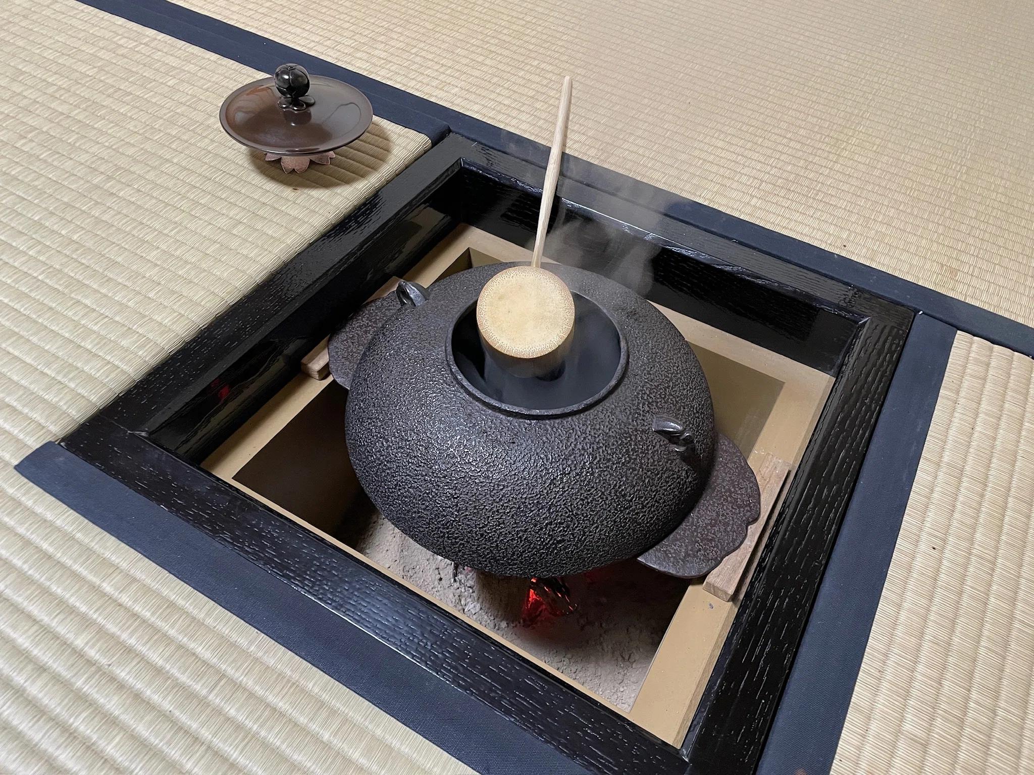 囲炉裏縁 冬の釜囲炉裏縁より六七分 高くすえるぞ習ひなりける｜カワカミ ユキヲ