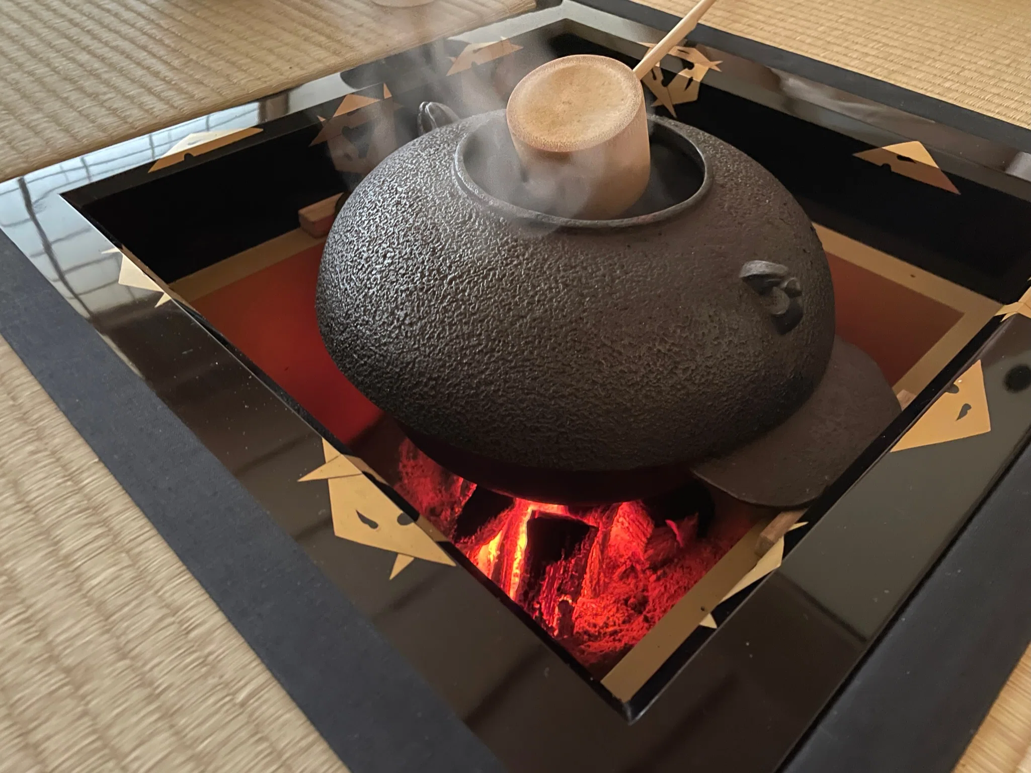 冬の釜囲炉裏縁より六七分 高くすえるぞ習ひなりける｜カワカミ ユキヲ