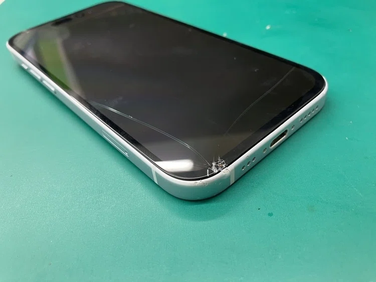 iPhone 15 SIMフリー 箱付き 画面割れ・ゴーストタッチあり iPhone 15】画面が割れた！データそのままで即日修理するならスマ