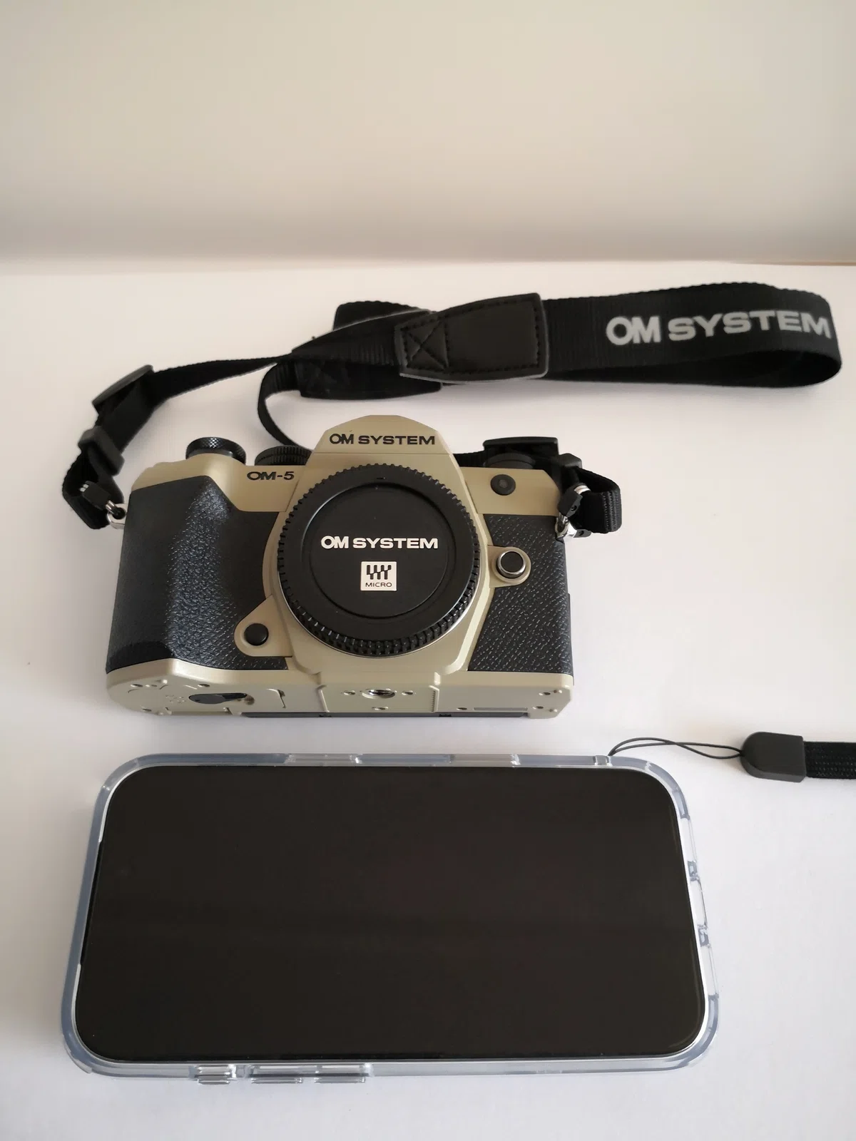 OM-5 Mark II と iPhone17Proの横幅を比較