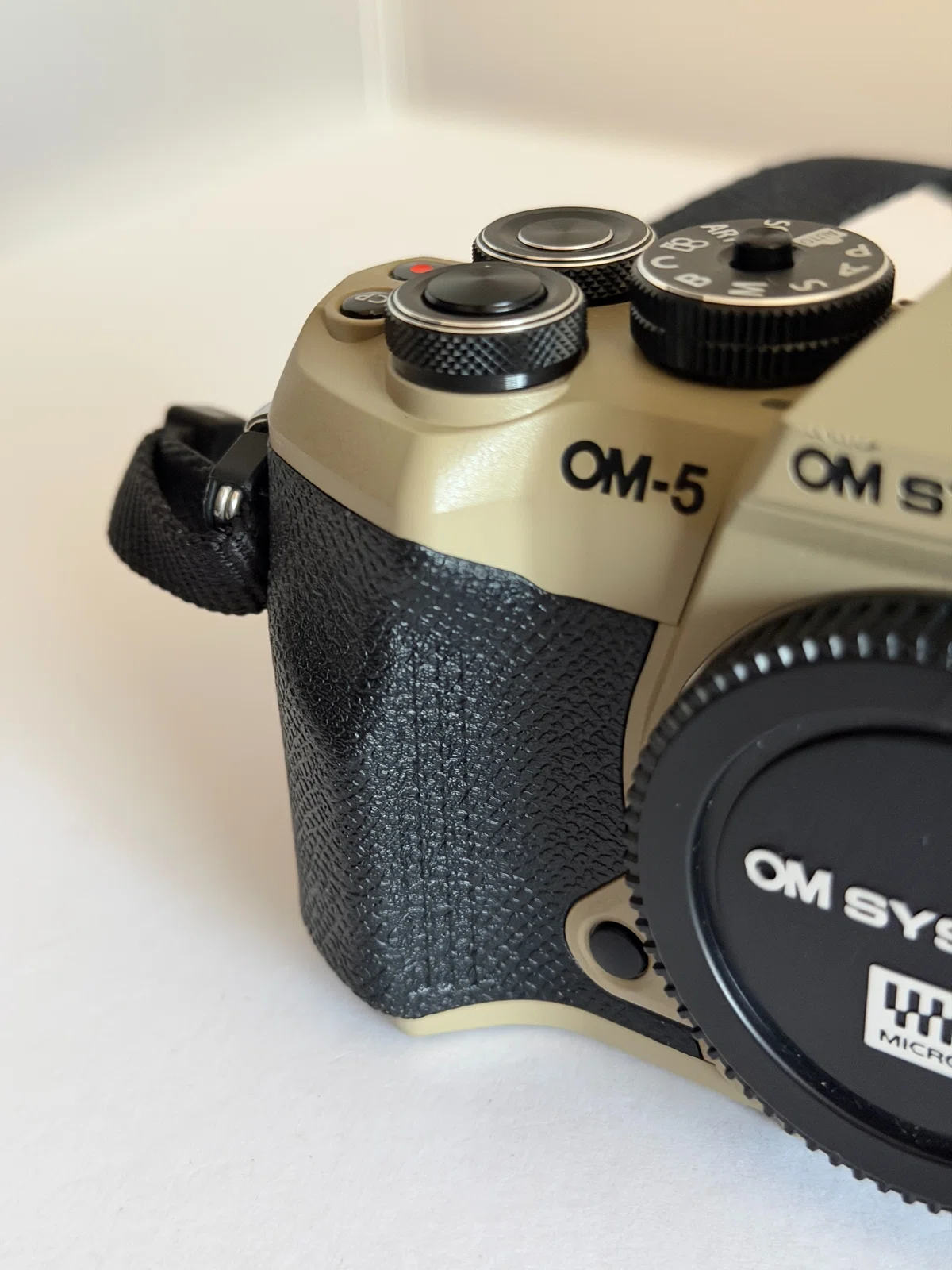 OM-5 Mark IIの握りやすく指掛かりがよい、新形状グリップ
