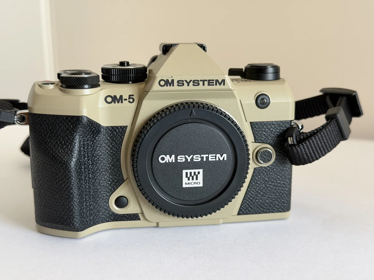 OM-5 Mark II サンドベージュを正面から撮影