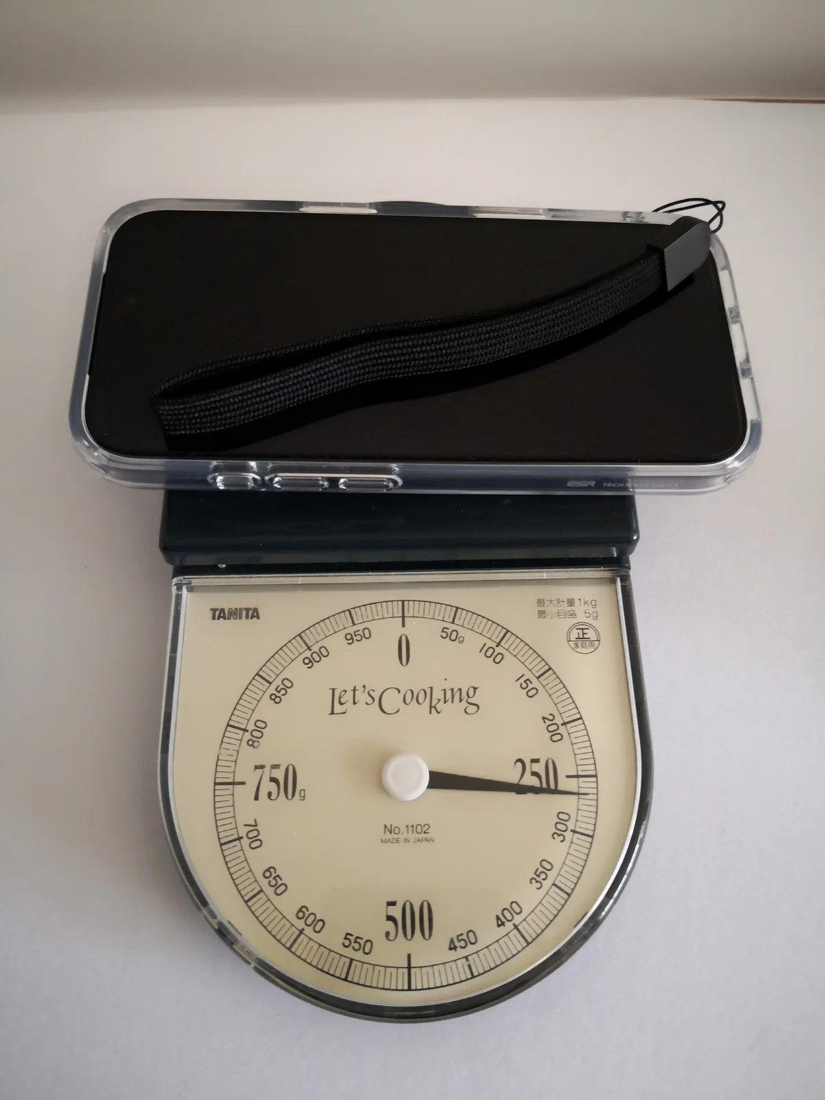 iPhone17Proの重さを計測