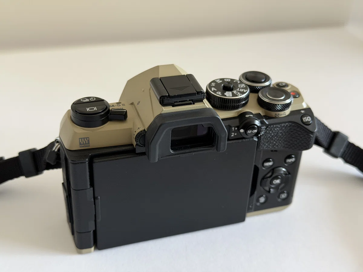 OM SYSTEMから借用したサンドベージュのOM-5 Mark II本体の背面