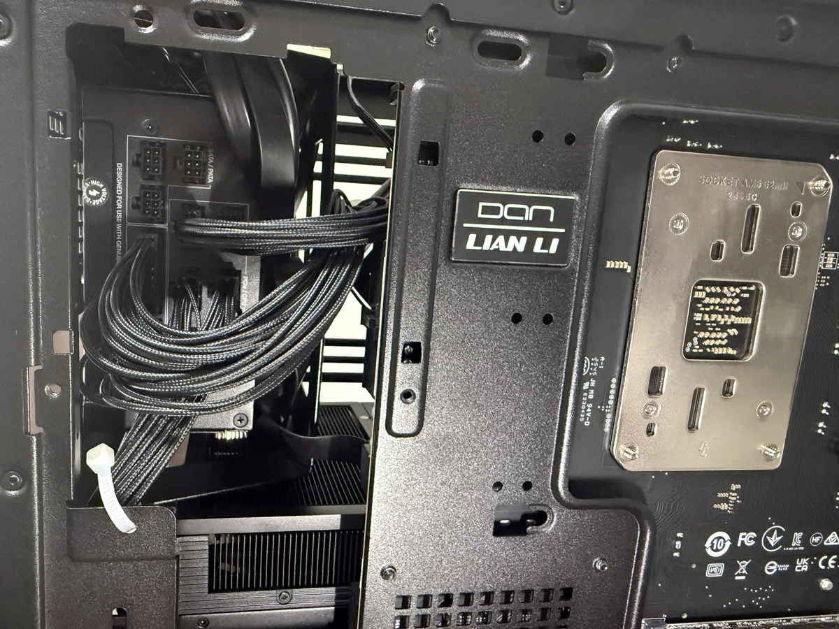 LIAN LI B4-mATXのRTX 5090熱対策｜SFX電源をATX用ブラケットで使う