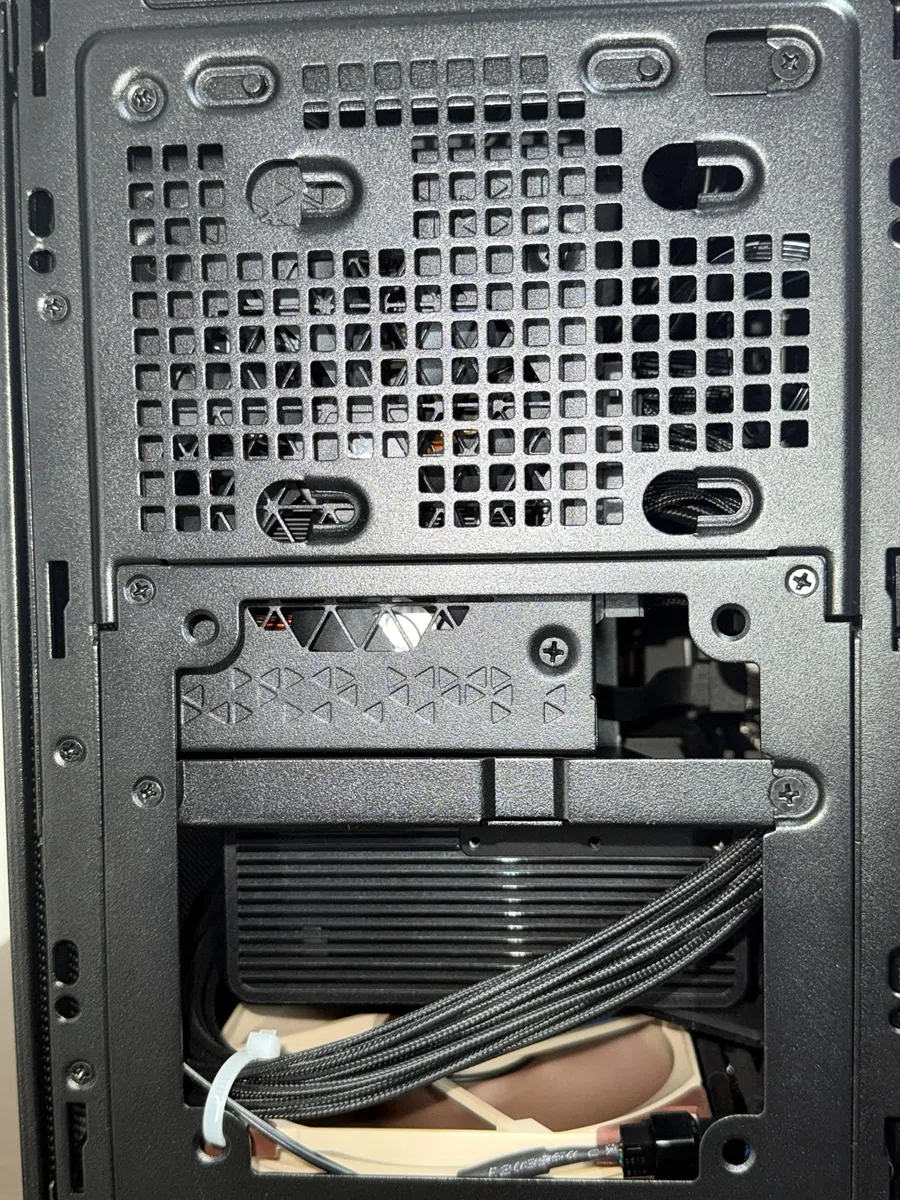 取引中　pc LIAN LI B4-mATXのRTX 5090熱対策｜SFX電源をATX用ブラケットで使う