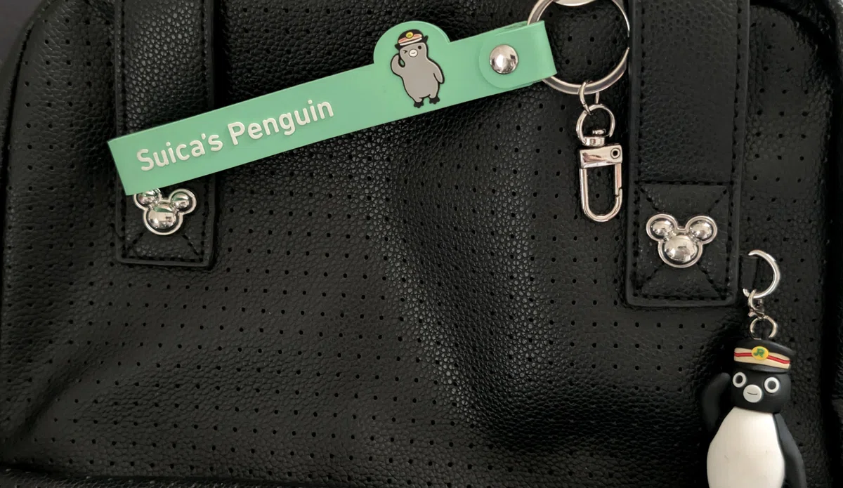 黒いリュックサックのファスナーに取り付けて日常使いしている「Suicaのペンギン 立体ストラップ(敬礼・グリーン)」 Suicaのペンギン 立体ストラップ(敬礼・グリーン)今は売り切れ中(^^;オレンジ色は、JRE MALLに、まだ在庫ありました!