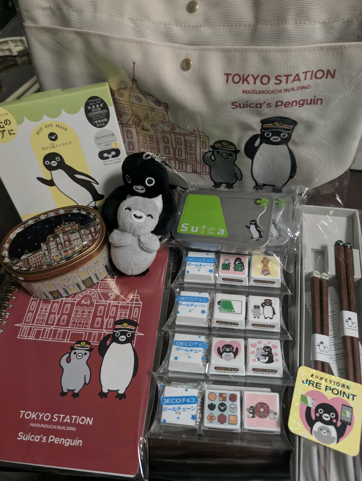 JRE MALLや東京駅で購入したSuicaのペンギングッズのまとめ買い。アイマスク、DECOチョコ、お箸、エコバッグなどの推し活アイテム Suicaのペンギングッズ記念に買いすぎちゃいました…💦( ゚Д゚)