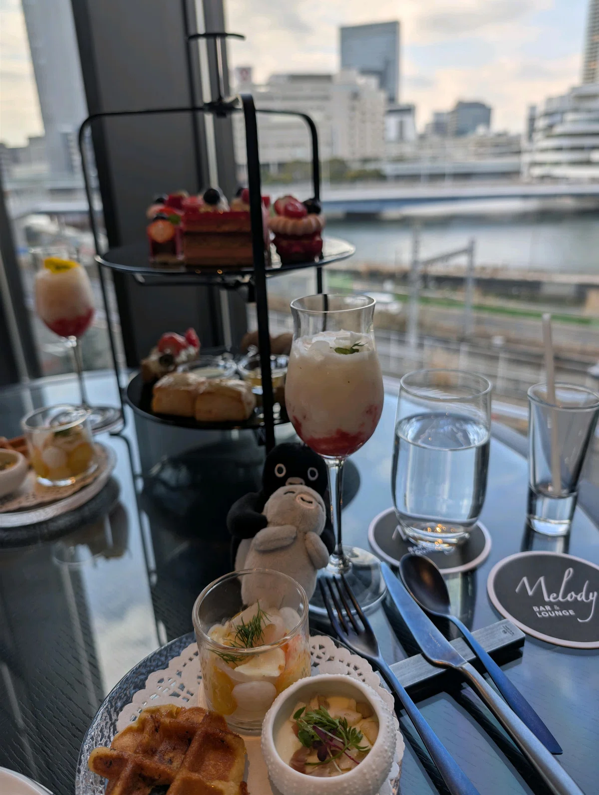 横浜の絶景ラウンジで楽しむいちごのアフタヌーンティー。テーブルの上のスイーツと一緒に撮影したSuicaのペンギンのぬい撮り 美味しかった💕🐧