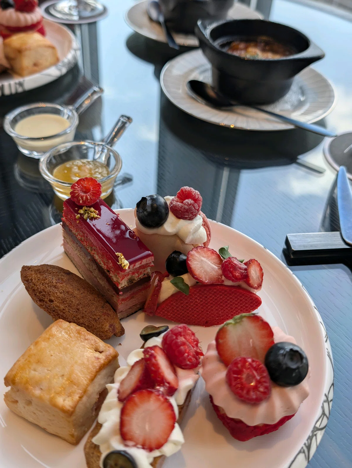 カフェで楽しむ、いちごのアフタヌーンティーの美味しそうなスイーツプレート。マカロンや苺のケーキなどのご褒美スイーツ いちごのアフヌン🍓