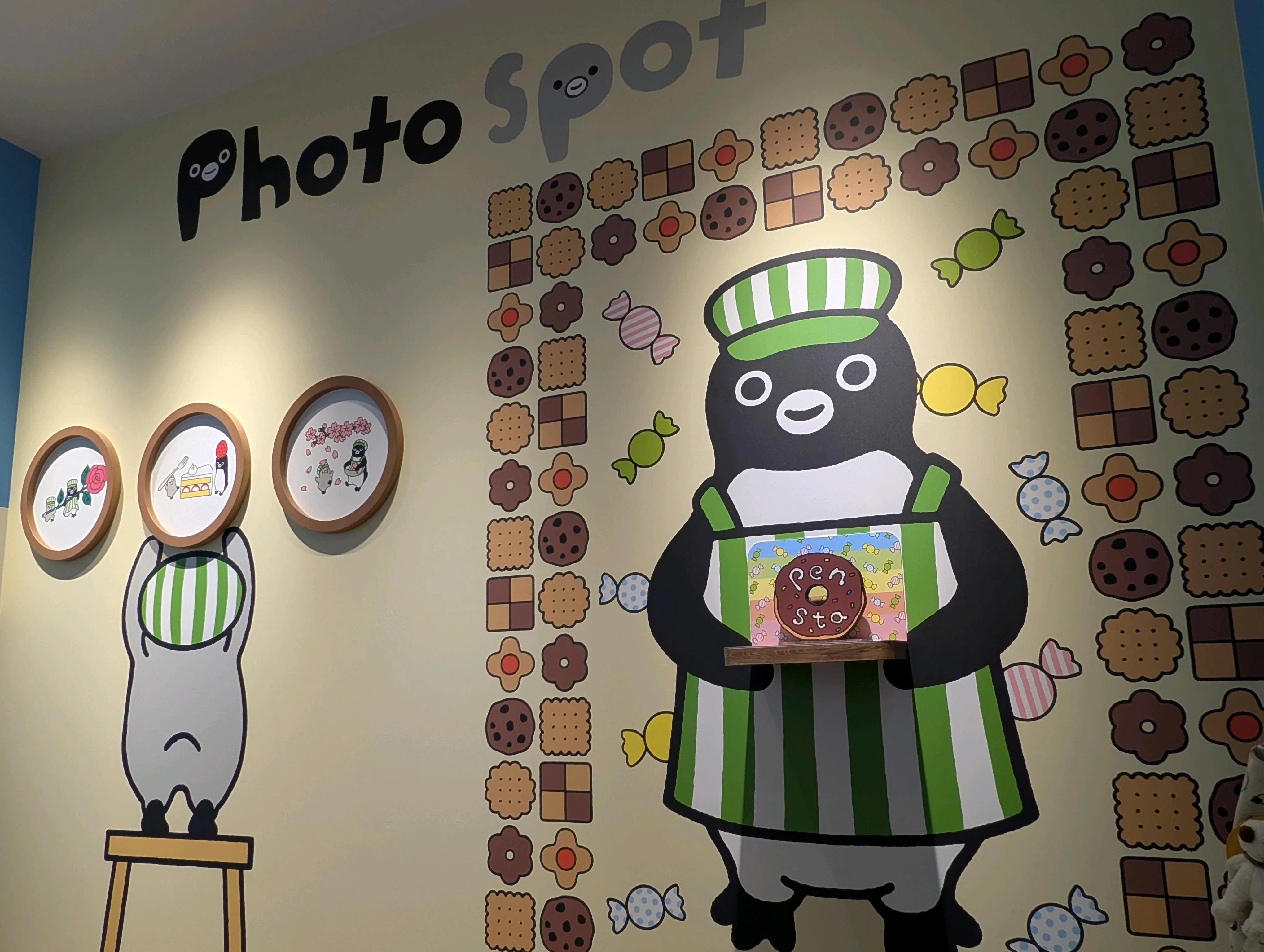 桜木町駅のSuicaのペンギングッズ専門店「ペンスタ（Pensta）」にある、大きなドーナツを持つペンギンの可愛い壁面フォトスポット　桜木町のペンスタ Photo Spot📸 Suicaの新キャラ候補『Suica Lovin』のペン活日記🐧🐇🕊️💖🌸🍀 #推し活  <a target=