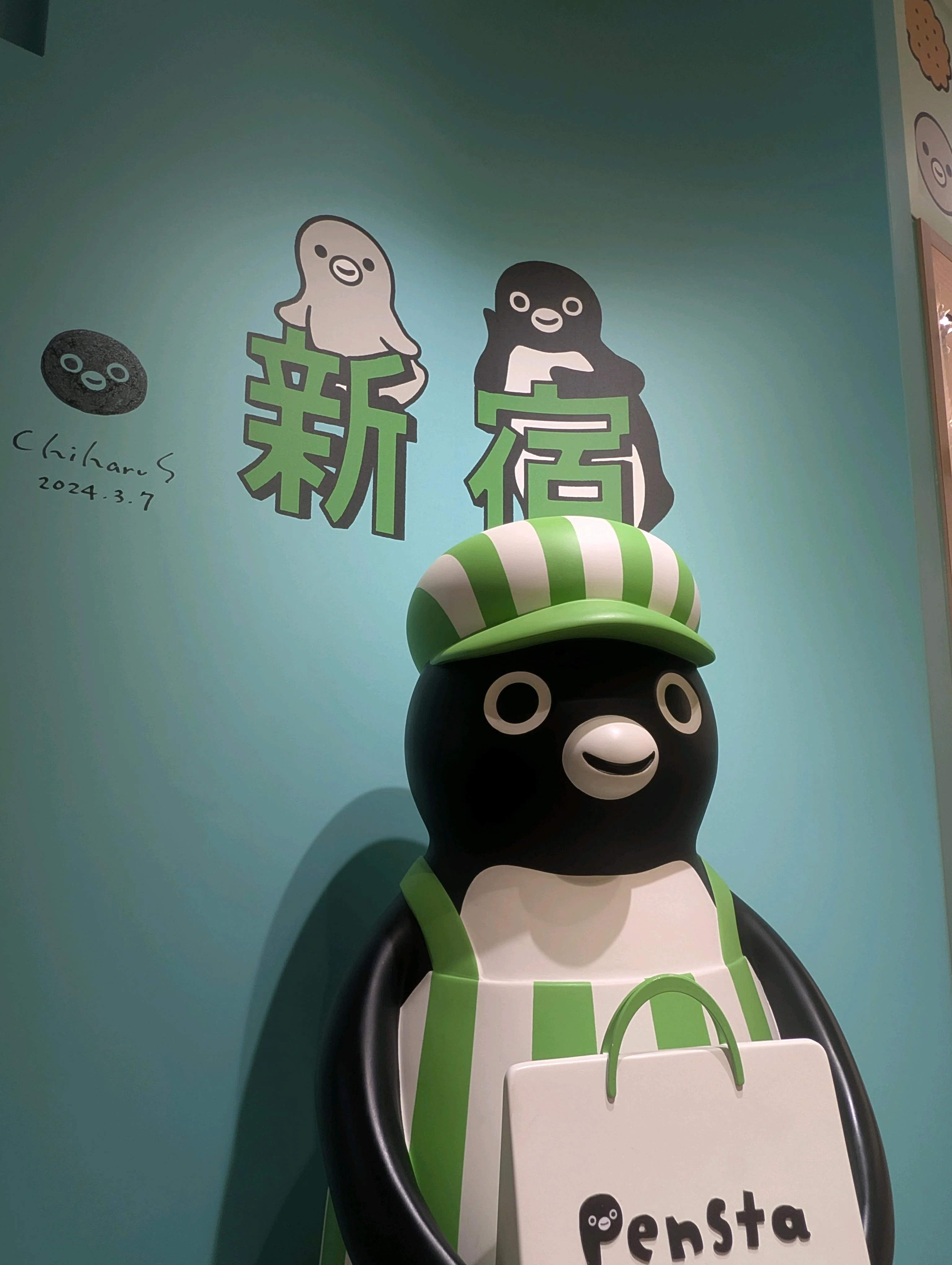 ルミネエスト新宿にあるペンスタ（Pensta）店舗入り口でお出迎えしてくれる、買い物袋を持ったSuicaのペンギンの大きな立体オブジェ　新宿のペンスタの店長🐧 Suicaの新キャラ候補『Suica Lovin』のペン活日記🐧🐇🕊️💖🌸🍀 #推し活  <a target=