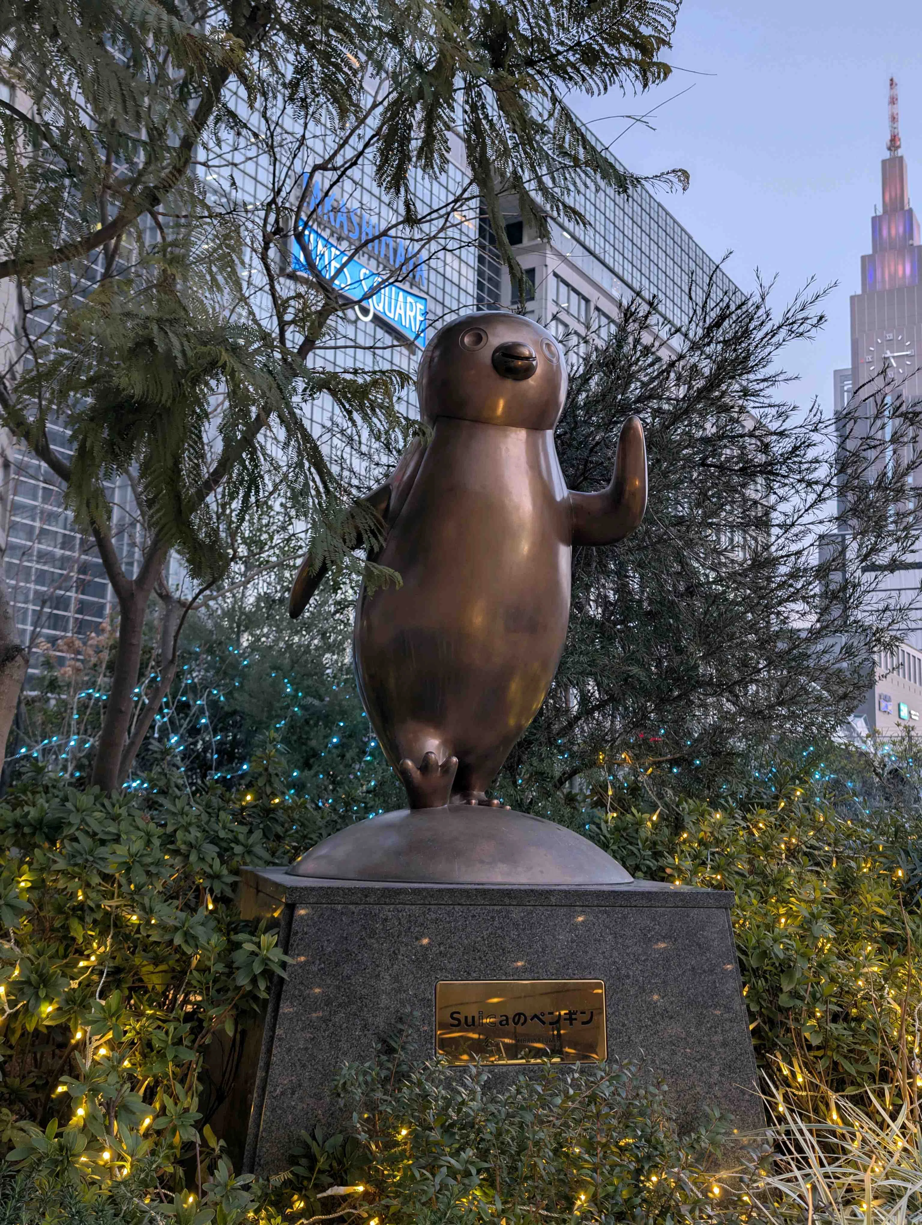 新宿駅新南改札外の「Suicaのペンギン広場」にある、未来へ歩む姿がモチーフになったSuicaのペンギンのブロンズ像（銅像）　Suicaのペンギンのブロンズ像 Suicaの新キャラ候補『Suica Lovin』のペン活日記🐧🐇🕊️💖🌸🍀 #推し活  <a target=