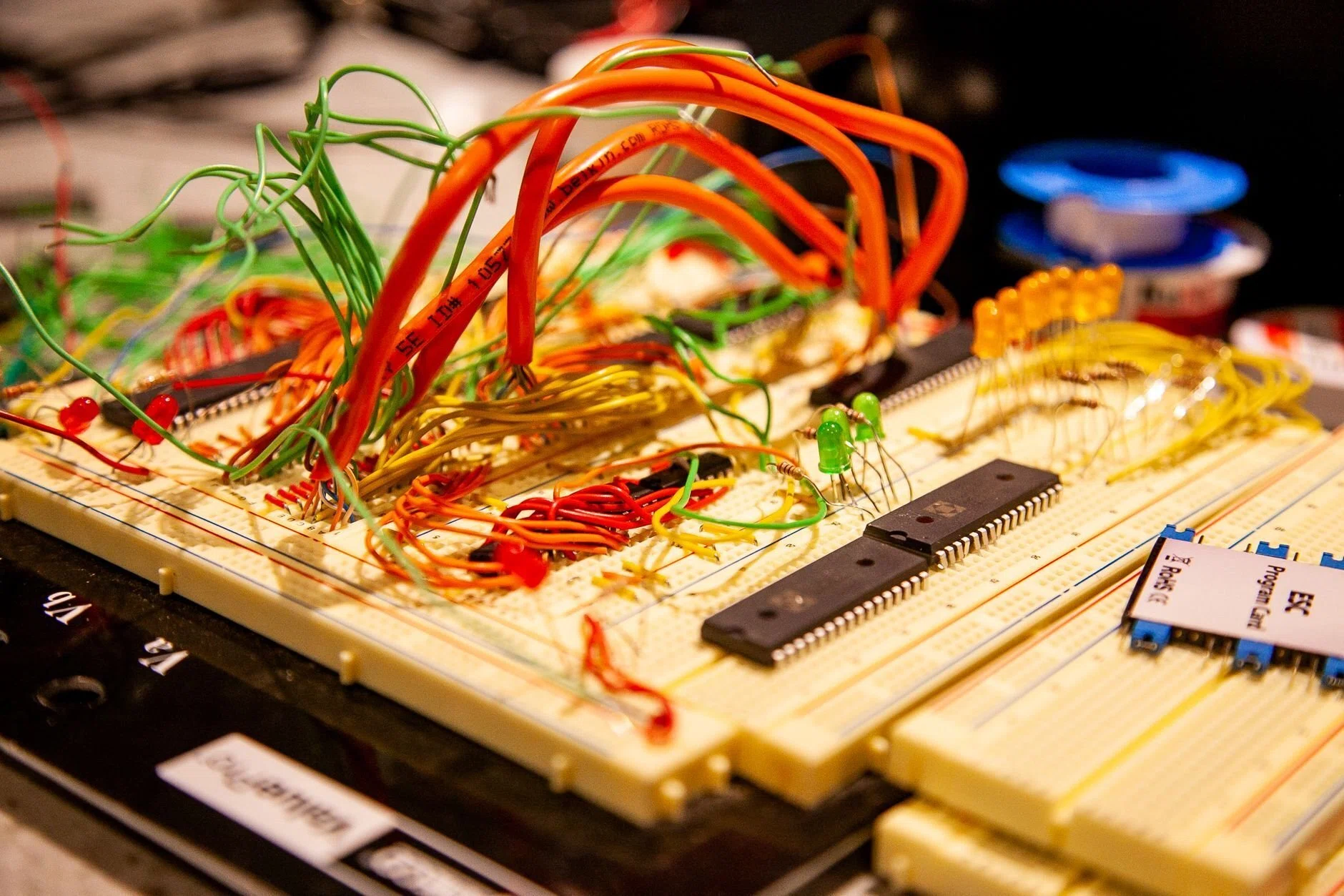 1970年代の銘機 Apple II で Swift を動かす：最新 AI と仮想マシンが
