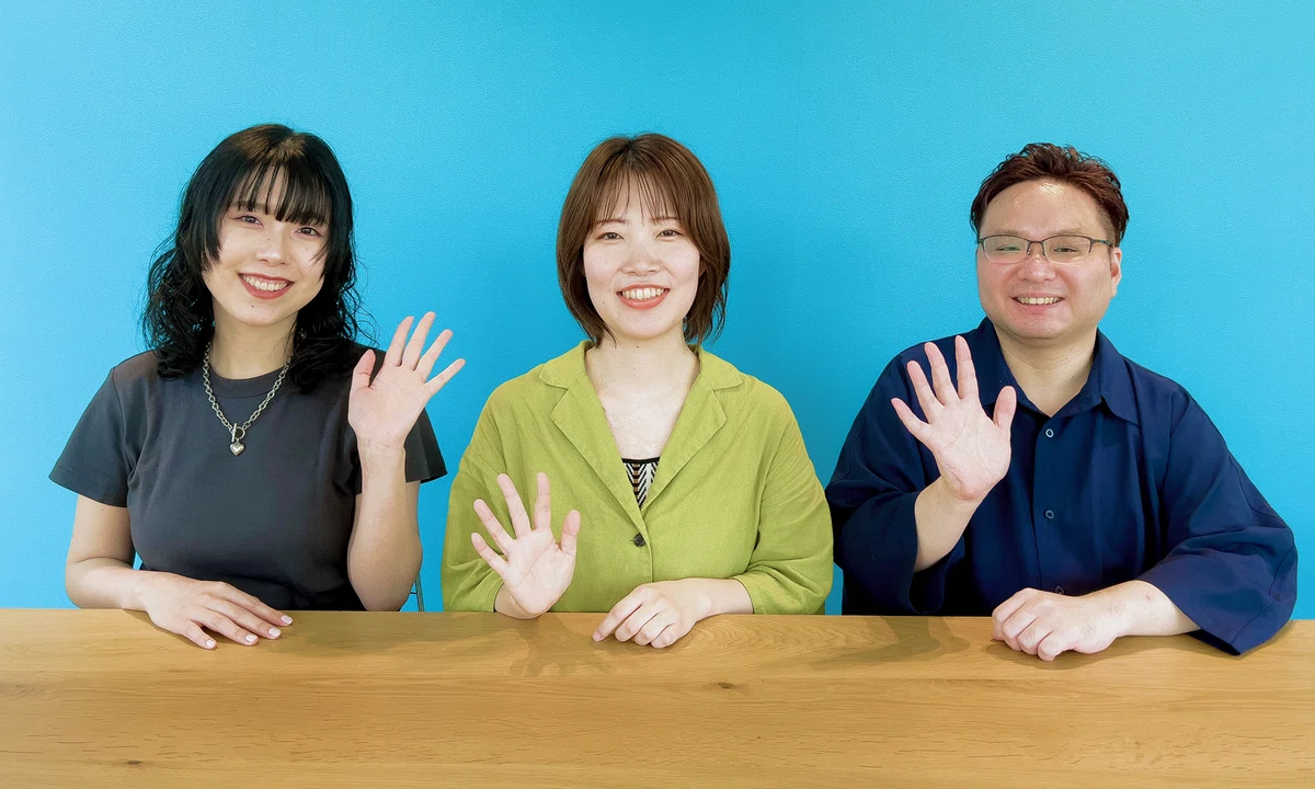 jumi、peco、cosmoが笑顔で手を振っている写真