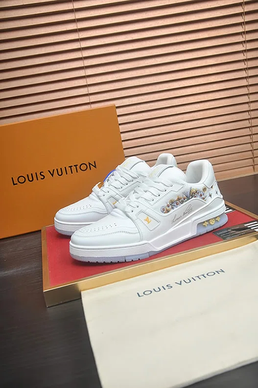 Louis Vuitton スニーカー モノグラム ホワイト 白いキャンバスに咲く、モードの華やぎ。ルイ・ヴィトン「LV
