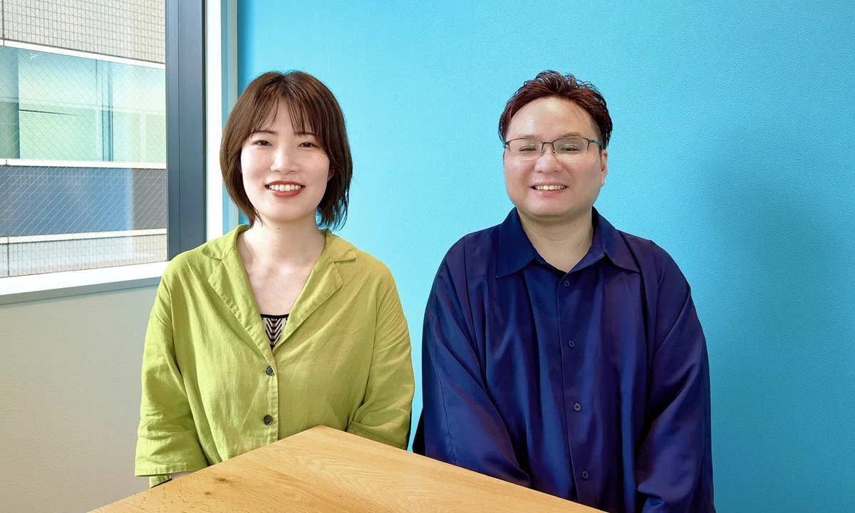 pecoとcosmoが横並びに座っている写真