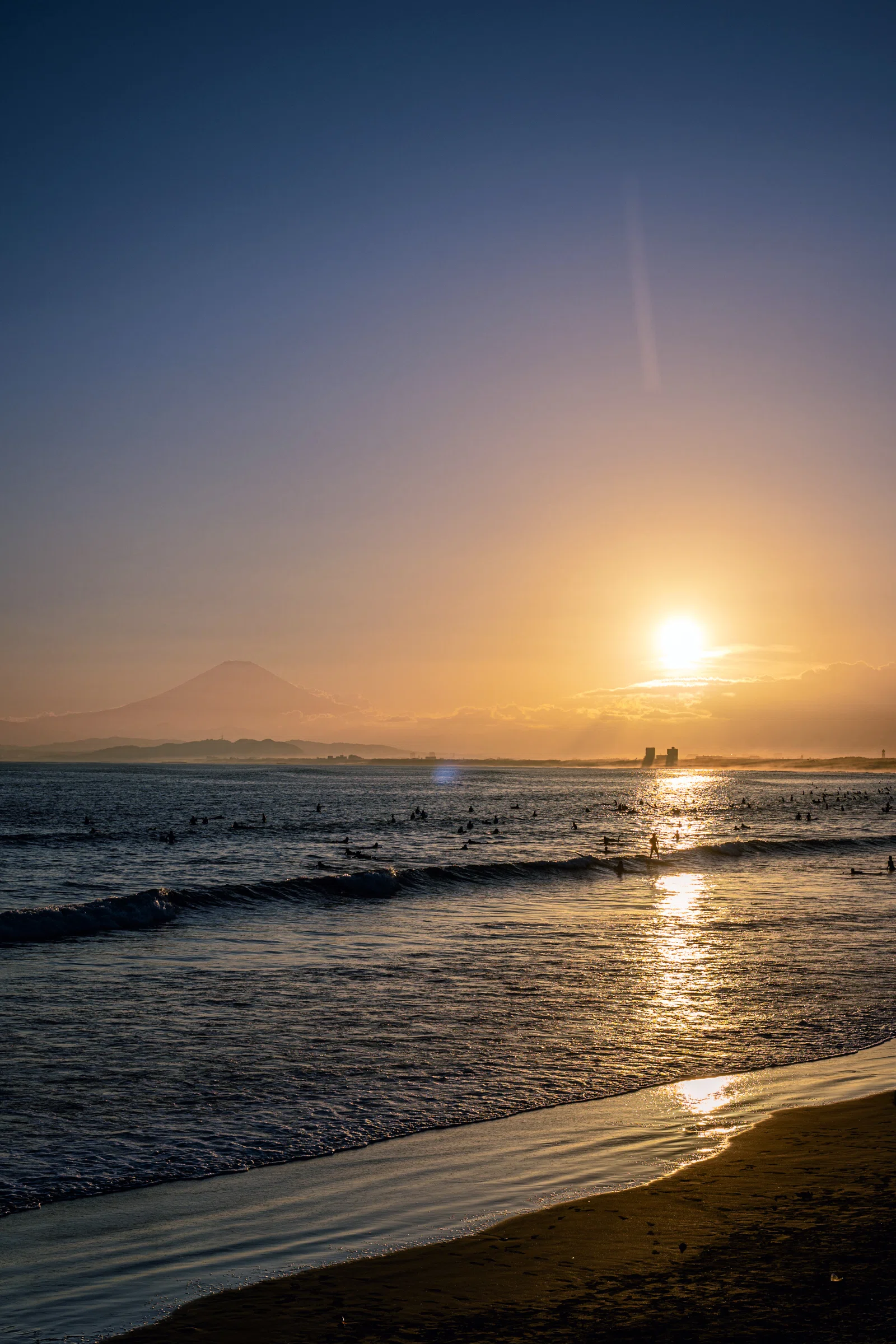 海と富士山を染める、夏の黄金色の夕暮れ｜おかのくら